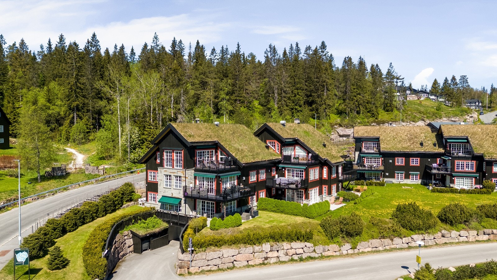 Asfaltert nedkjøring til sameiets garasjeanlegg. Galleribilde