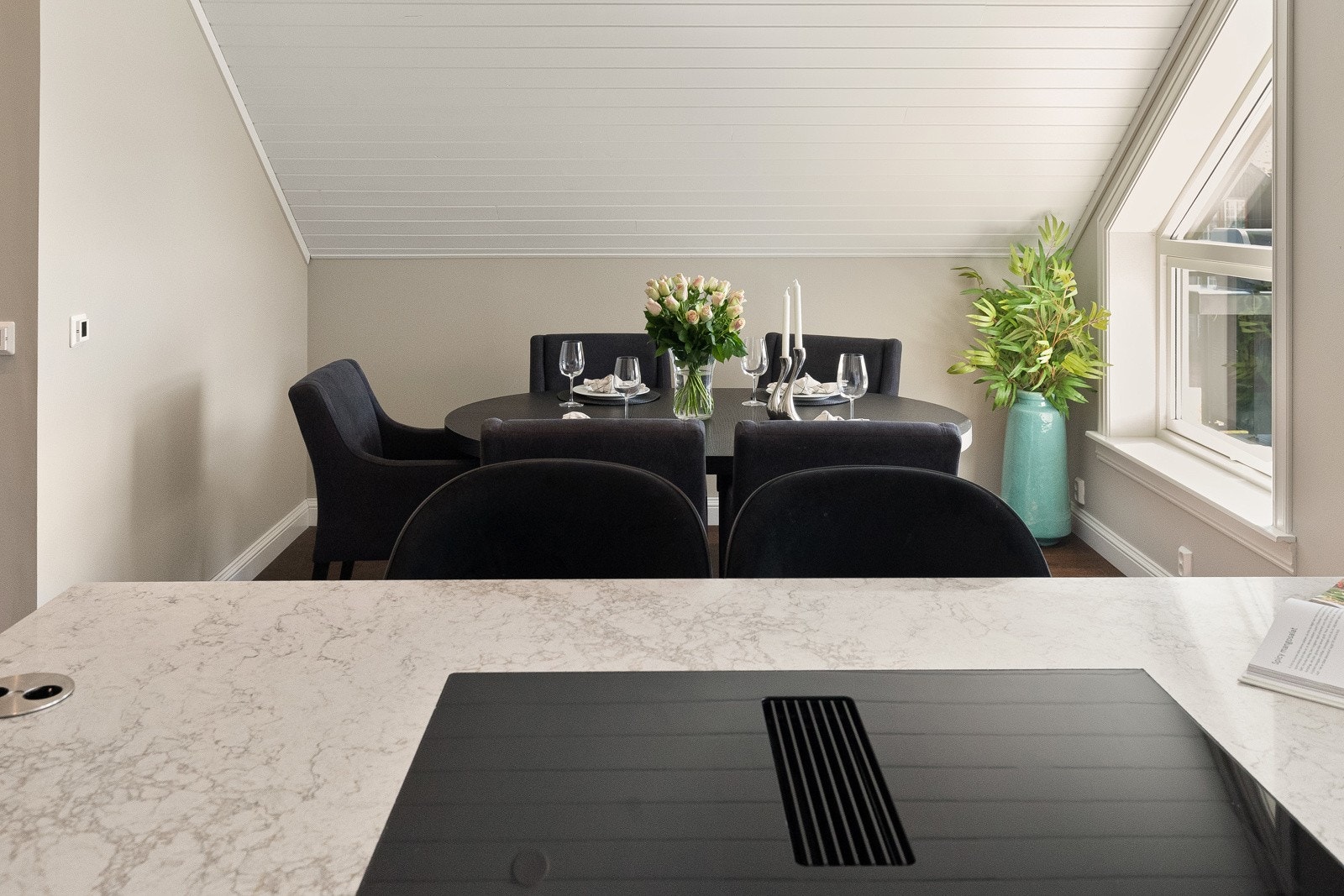 Praktisk kjøkkenøy mot spisestuen. Server dine gjester! Galleribilde