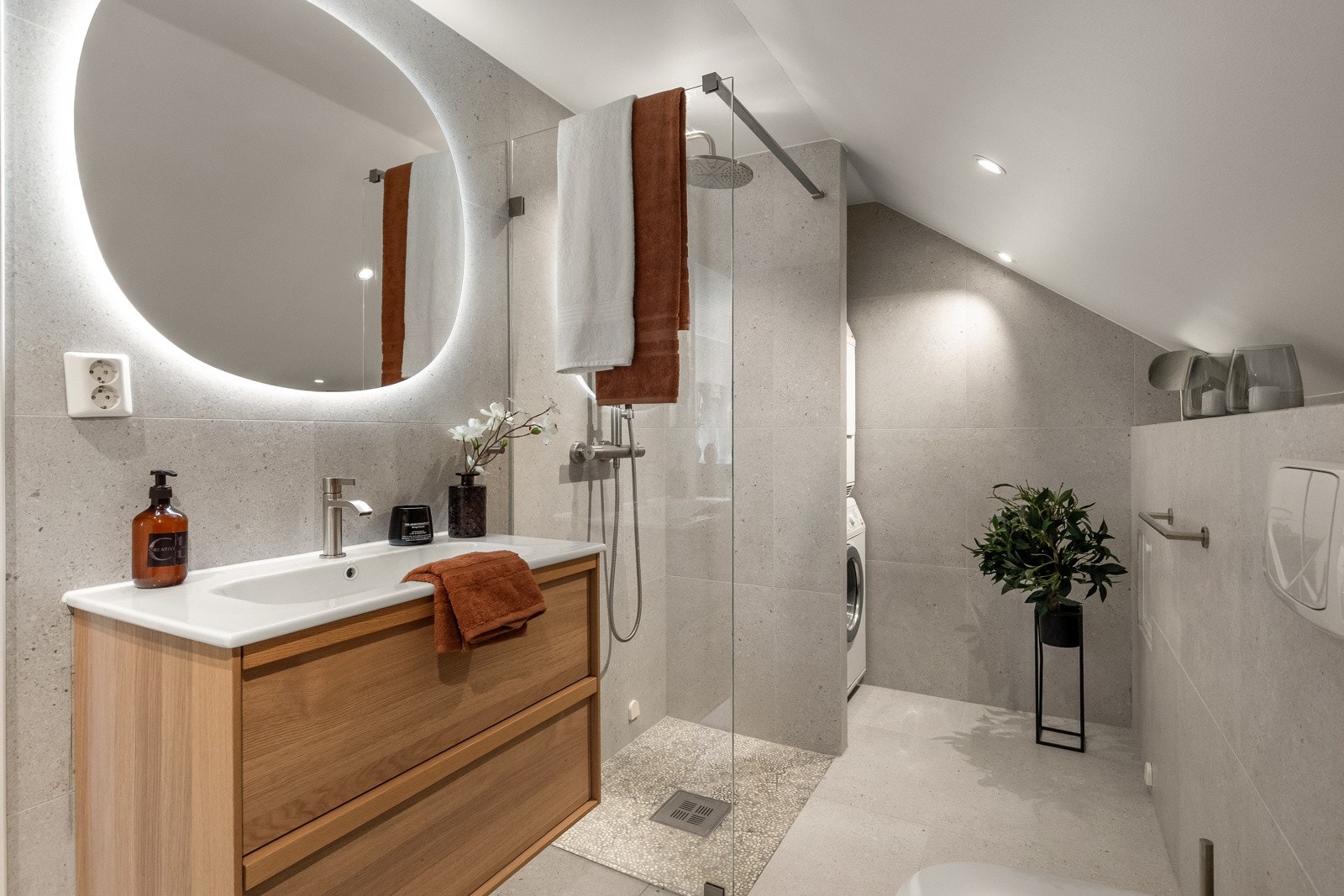 Baderom 1: Innbydende flislagt baderom som ble pusset opp og oppgradert i 2023 (flis på flis) med nydelige flisvalg, lekker innredning og downlights i himling. Galleribilde