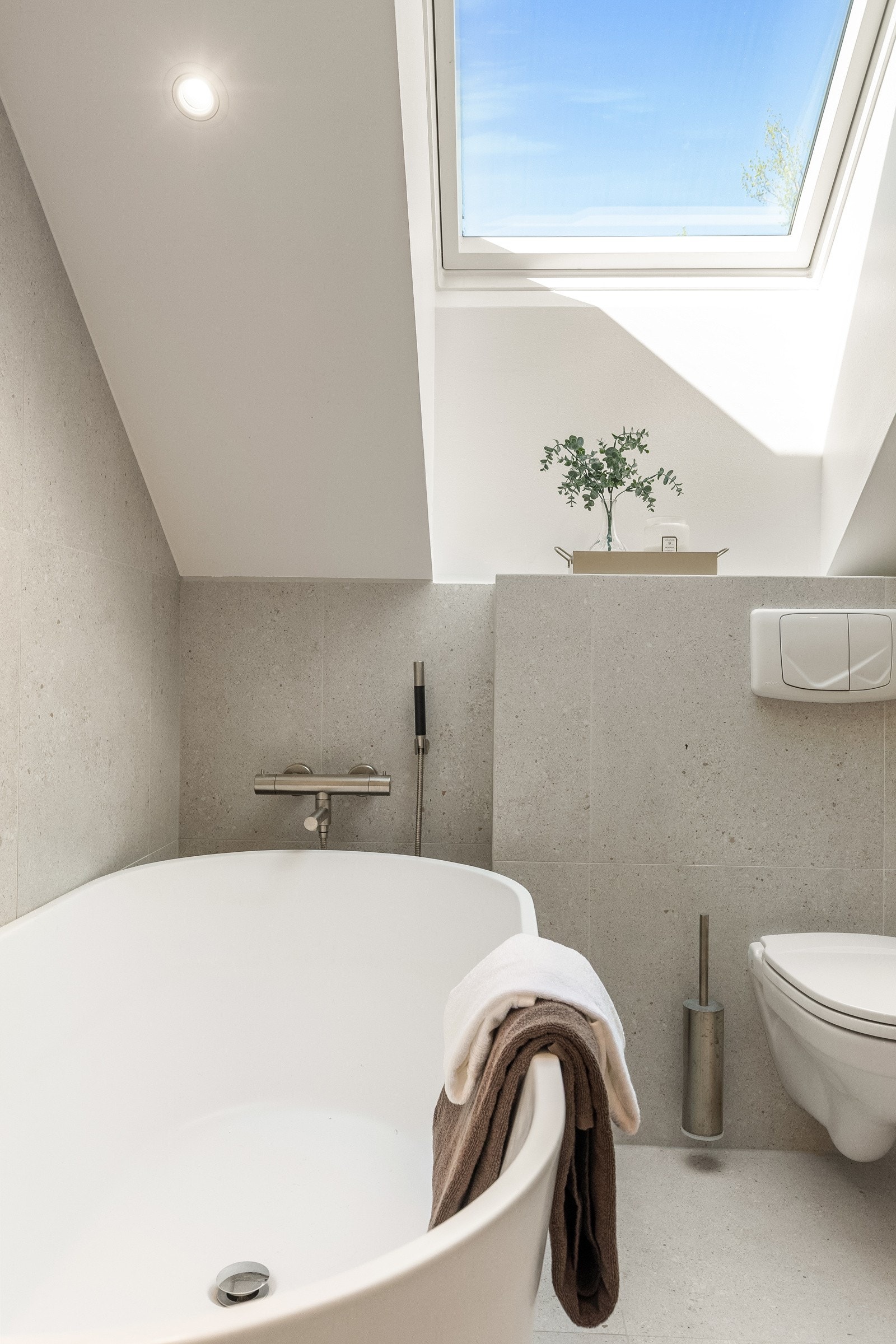 Baderom 2: Innbydende flislagt baderom som ble pusset opp og oppgradert i 2023 (flis på flis). Galleribilde