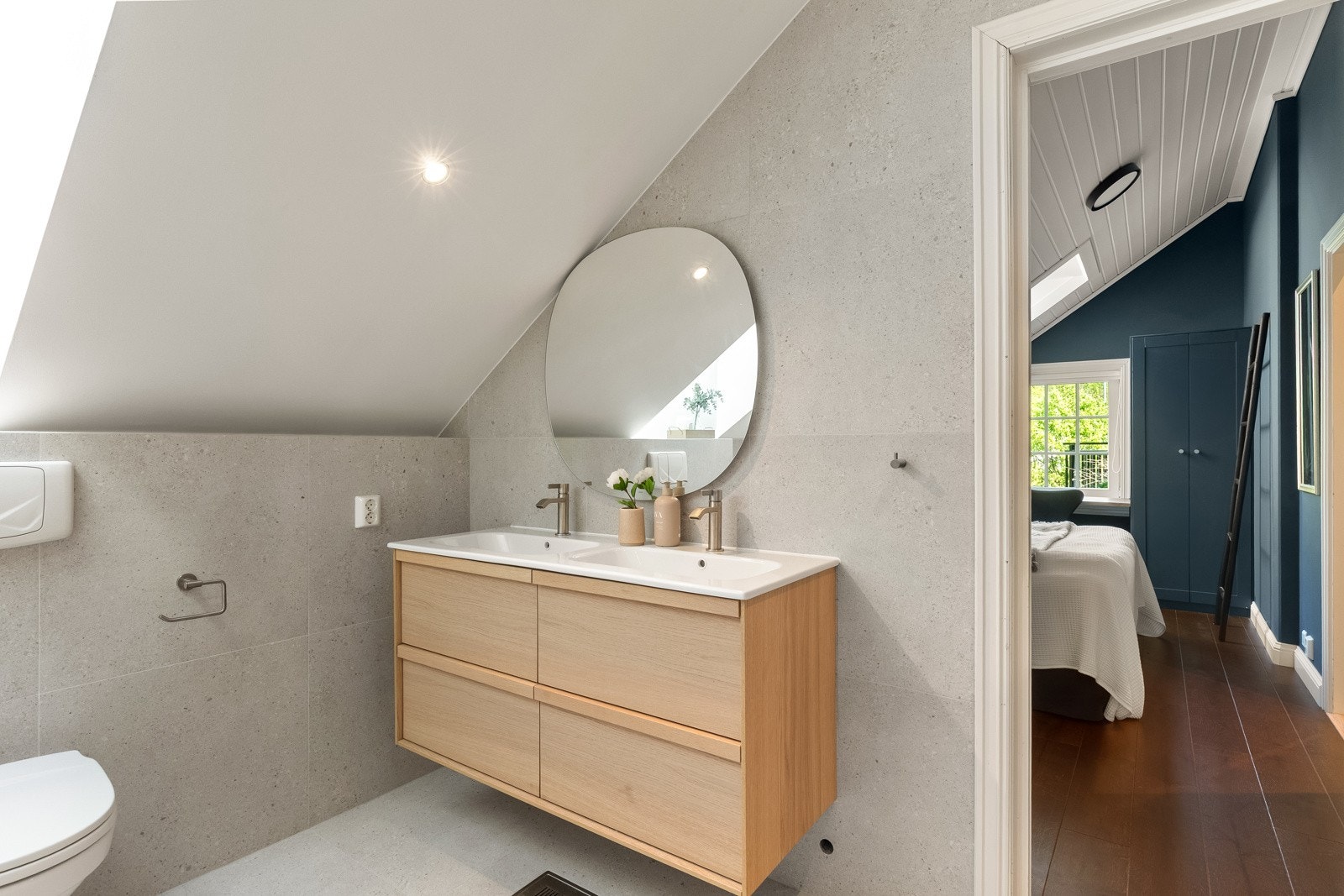 Baderom 2: Baderommet har et stort takvindu som gir godt med naturlig lys, nydelige flisvalg, lekker innredning og downlights i himling. Galleribilde