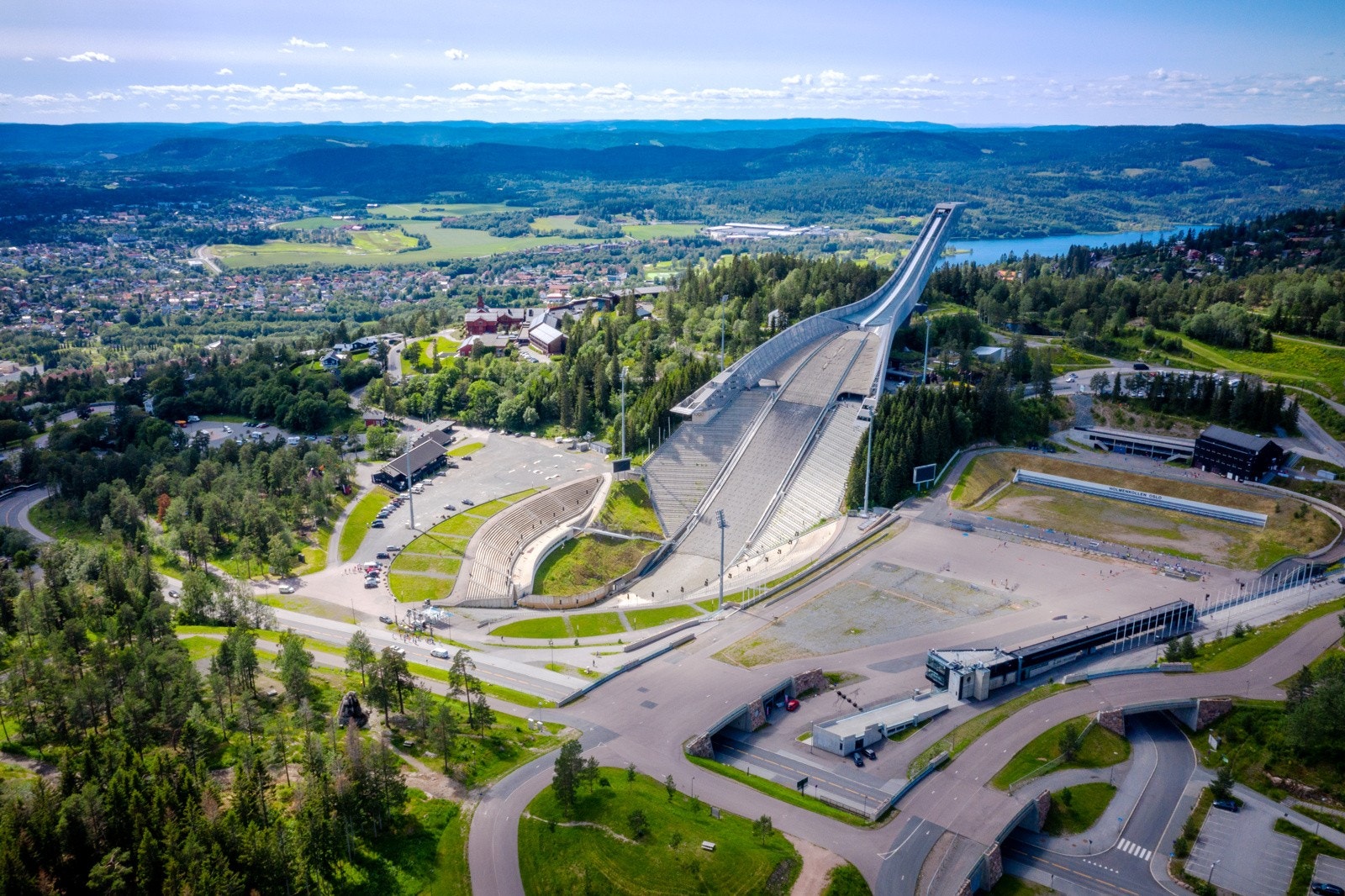 Linje 1 (Holmenkollbanen) går fra sentrum (Stortinget) til Frognerseteren, med stopp ved både Voksenkollen og Frognerseteren stasjoner. Galleribilde