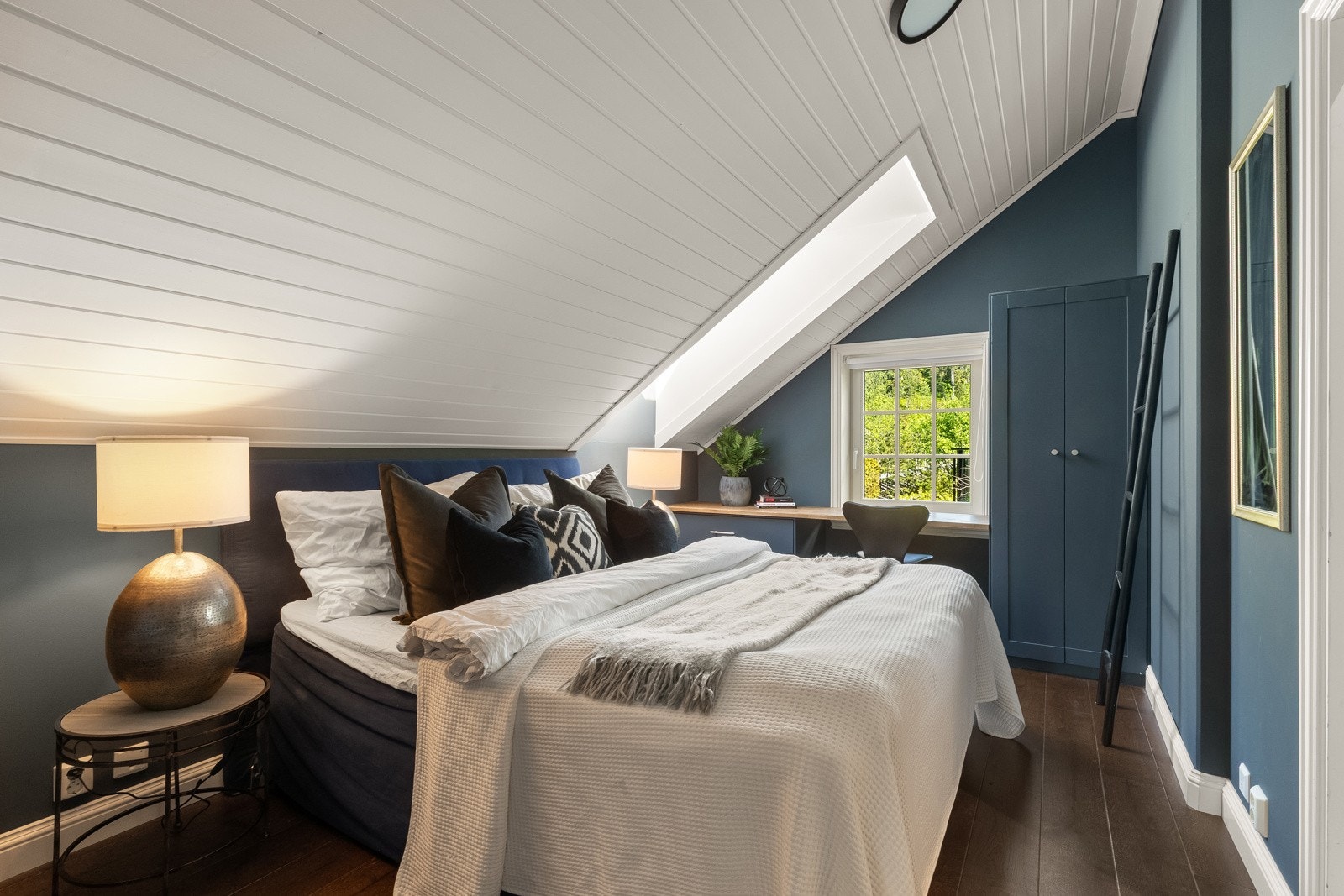 Hovedsoverommet har også ekstra plassbygget garderobeskap med profilerte fronter, knyttet sammen med smart plassbygget kontorløsning. Galleribilde