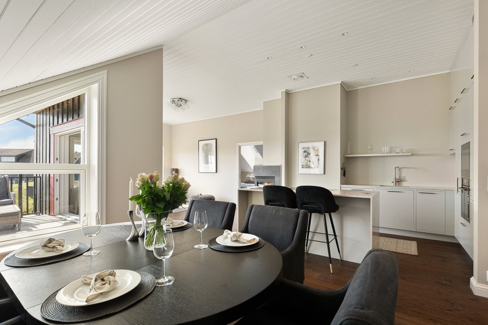 Leiligheten har et lekkert, brunbeiset enstavs parkettgulv av eik og nymalte overflater fra 2023! Galleribilde