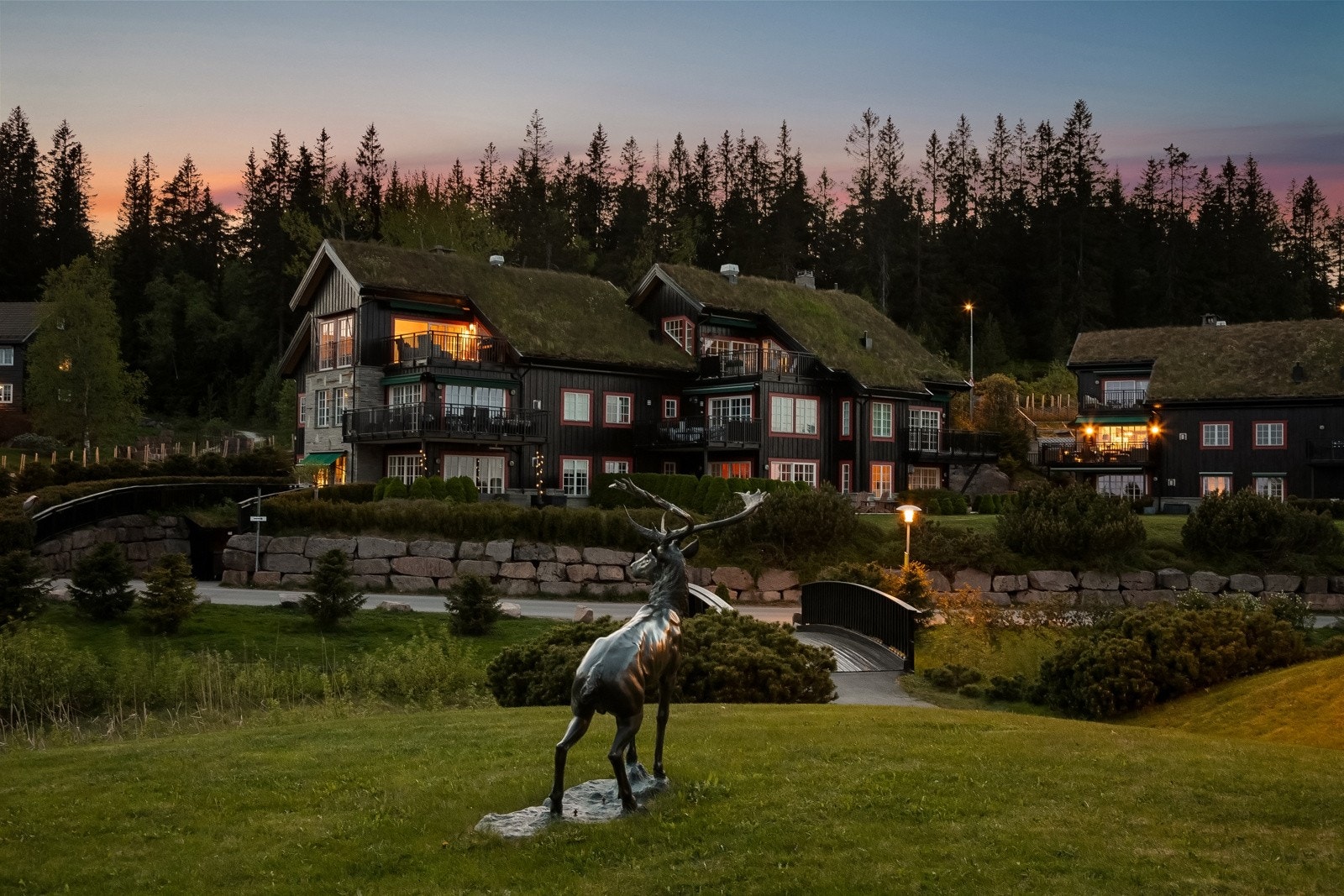 Leiligheten har meget god intern beliggenhet som topp- og endeleilighet med flotte sol- og utsiktsforhold! Galleribilde