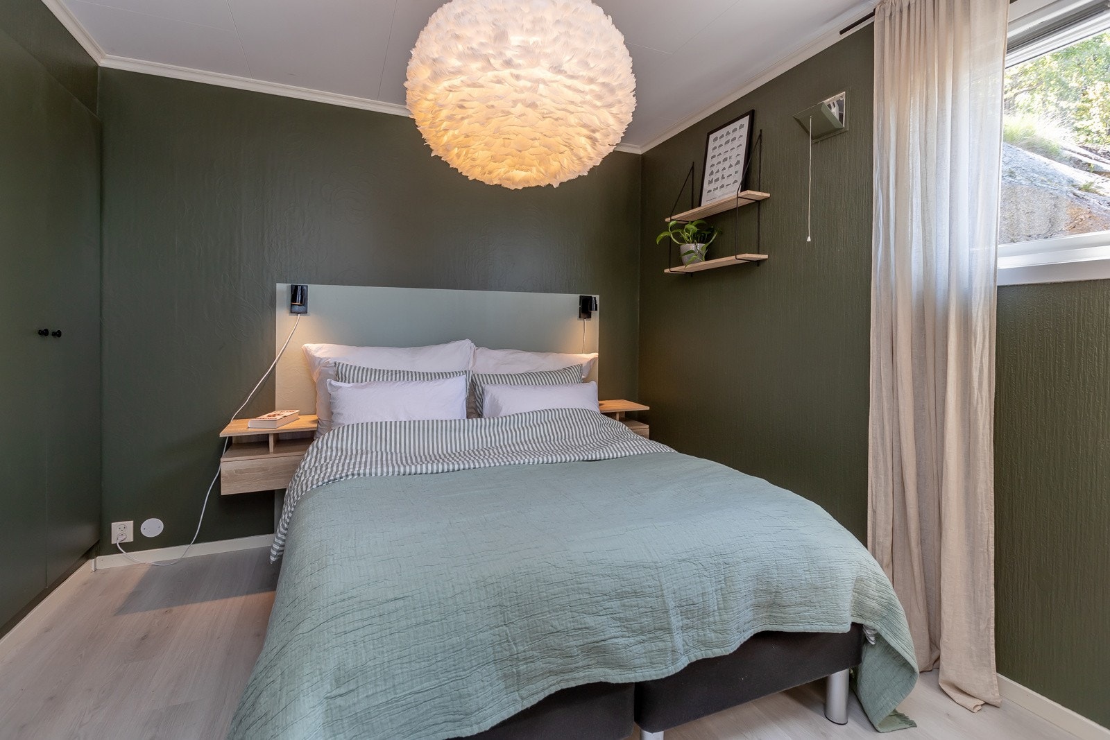 Boligen har 2 soverom med store klesskap for oppbevaring Galleribilde