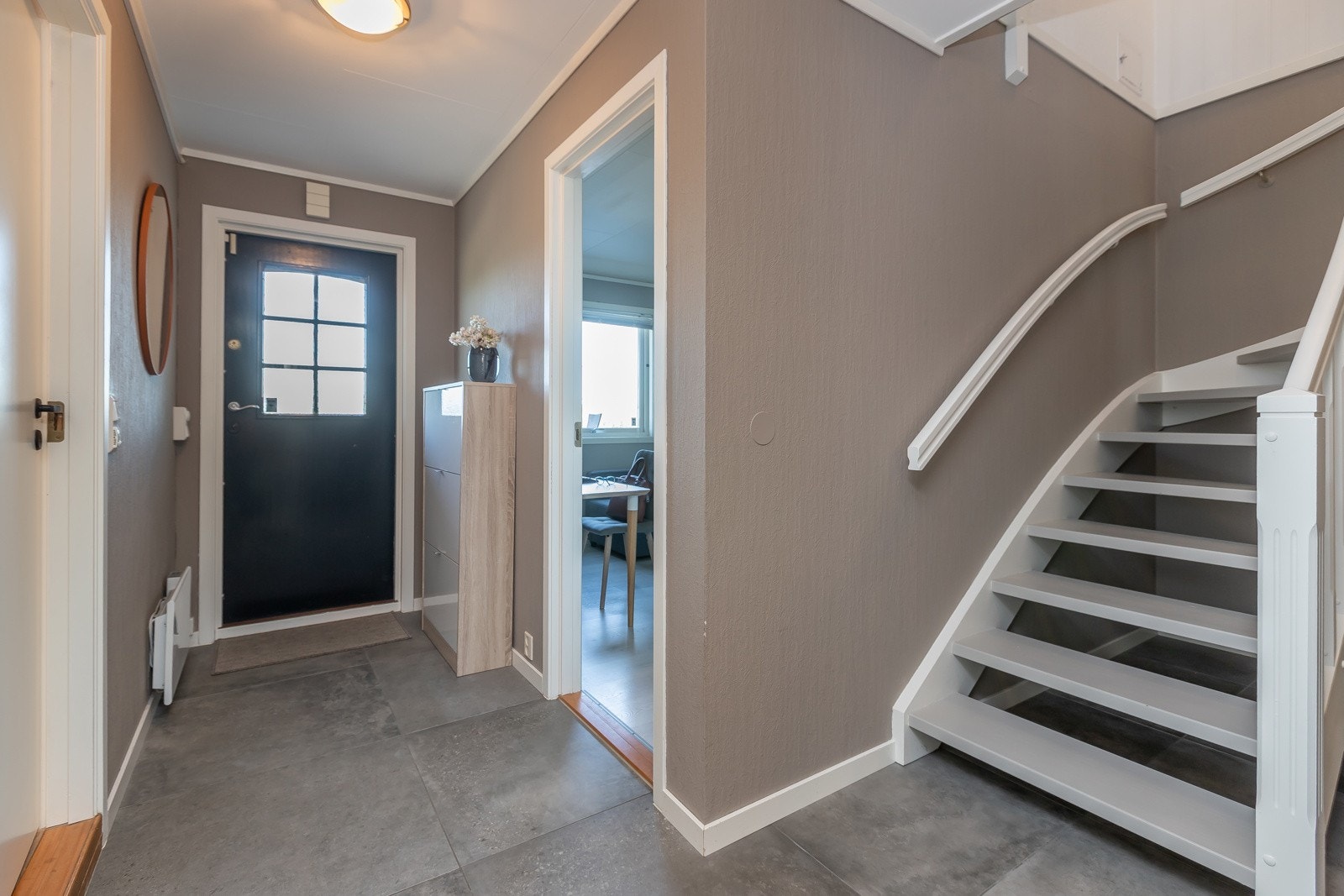 Romslig entré trappegang.Flislagt i 2023. Trapp malt mai 2025. Galleribilde