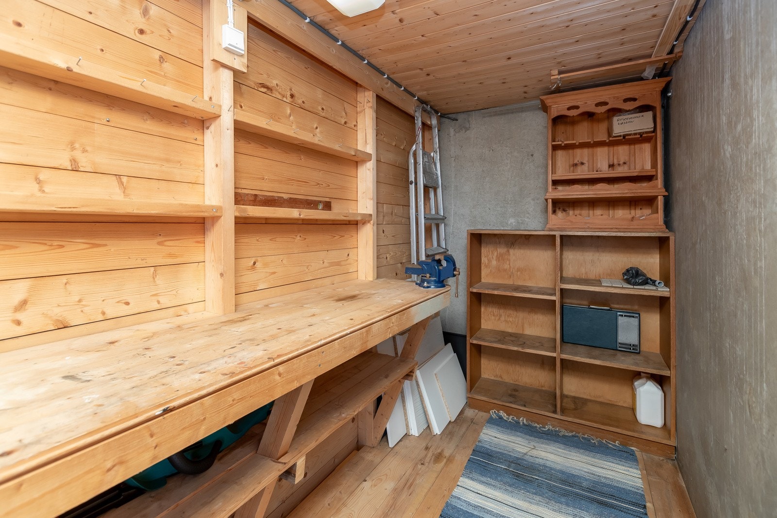 Praktisk bod innenfor carport. Strøm. Galleribilde