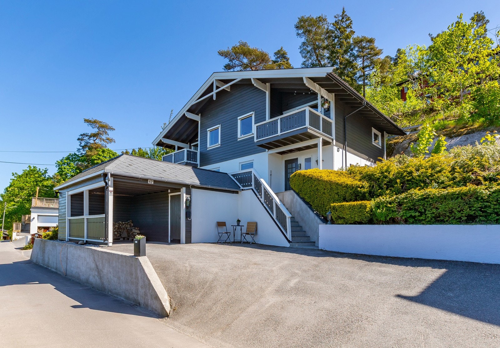 Gårdplass og carport med el-billader. Varmekabler i trappen Galleribilde