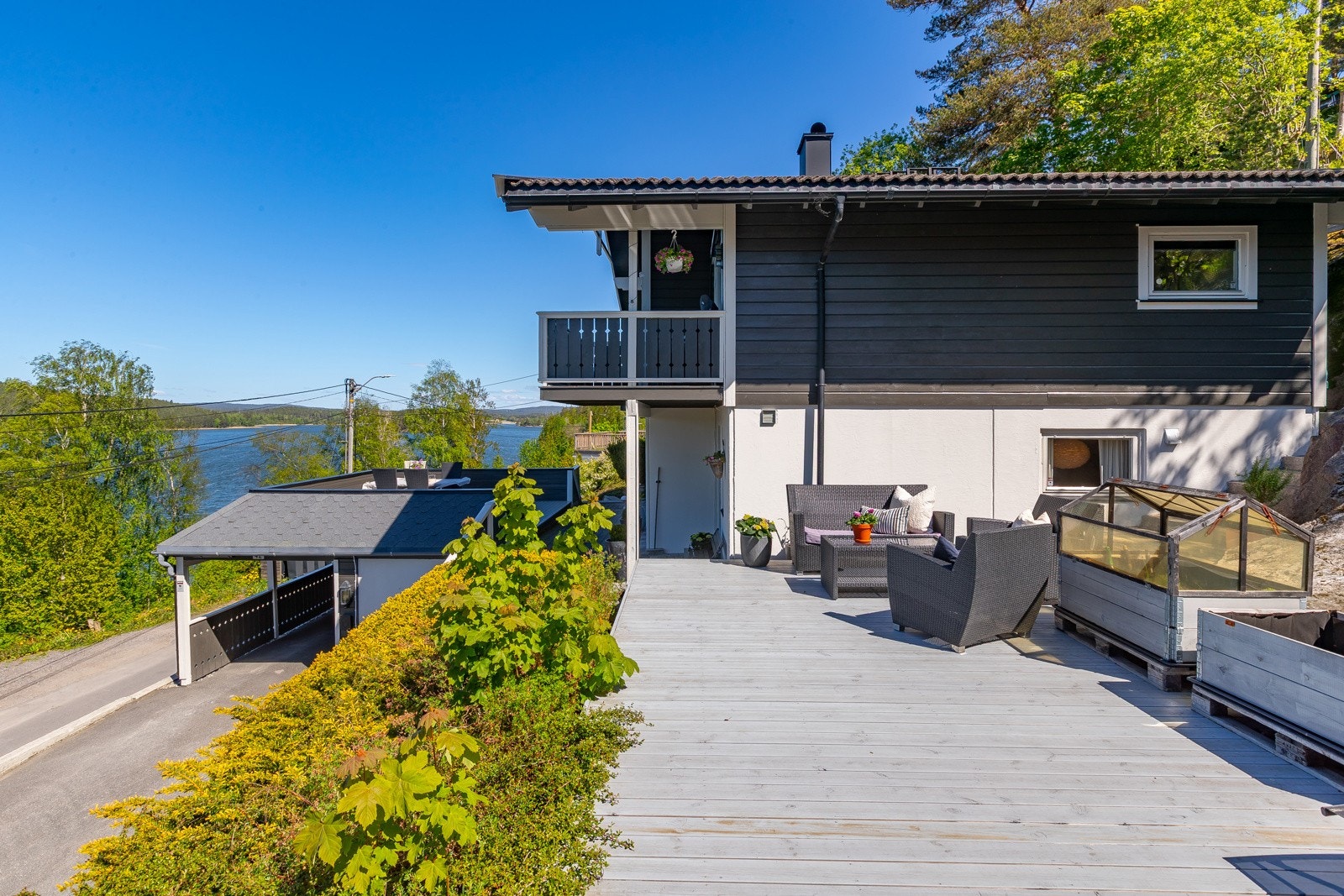 Denne uteplassen deles med nabo Galleribilde