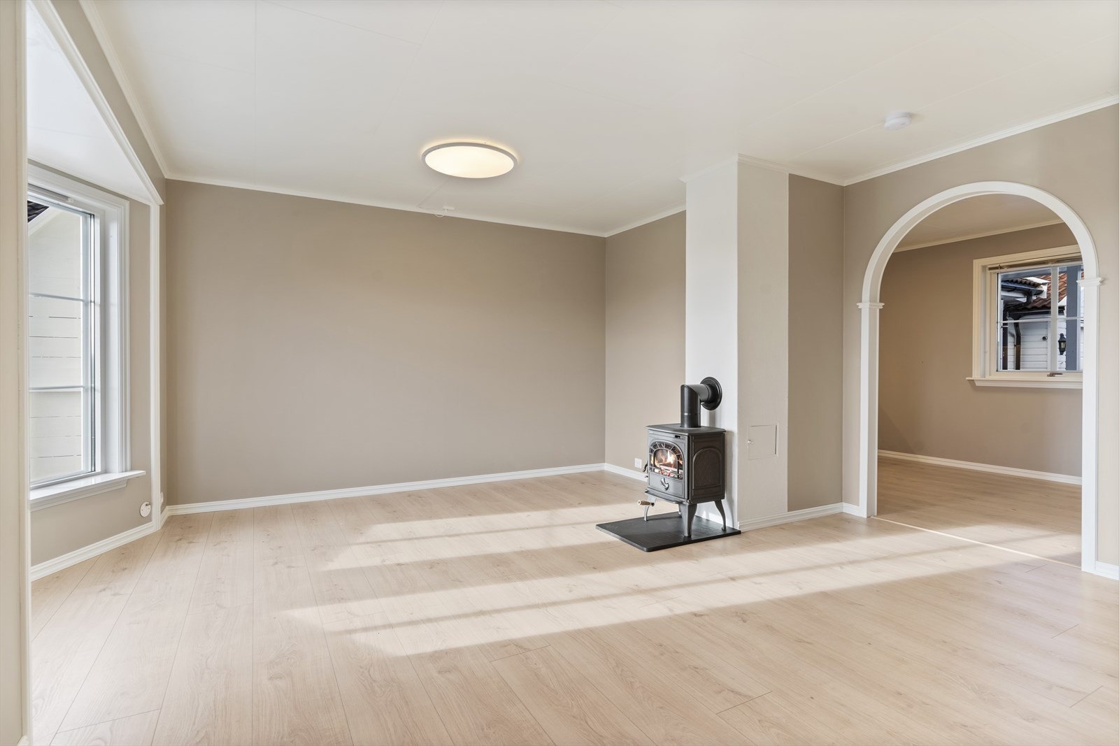 Åpen bue mellom stue og kjøkken Galleribilde