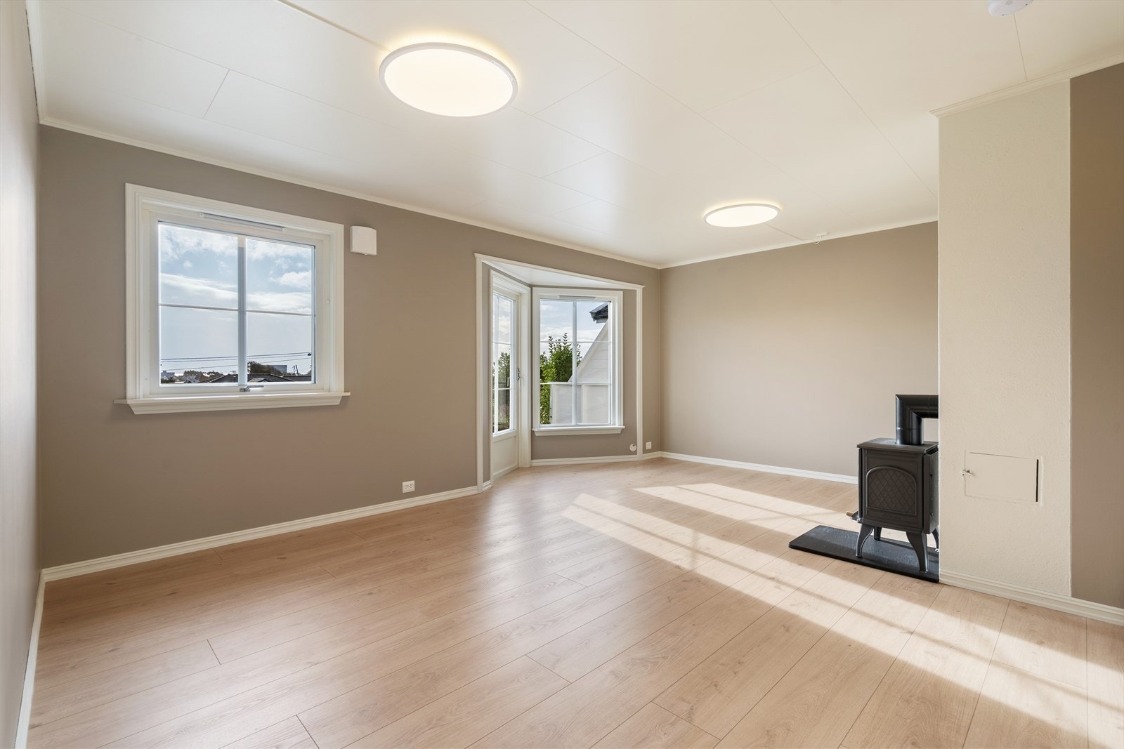 Lys stue med vedovn Galleribilde