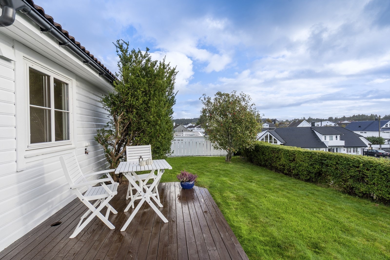 Eiendomsmegler 1 v/ Morten Karlsen presenterer Øygardshaugen 28! Betydelig oppgradert og modernisert rekkehus, alt på ett plan - Nydelig utsiktsbeliggenhet - Garasje - Terrasse Galleribilde