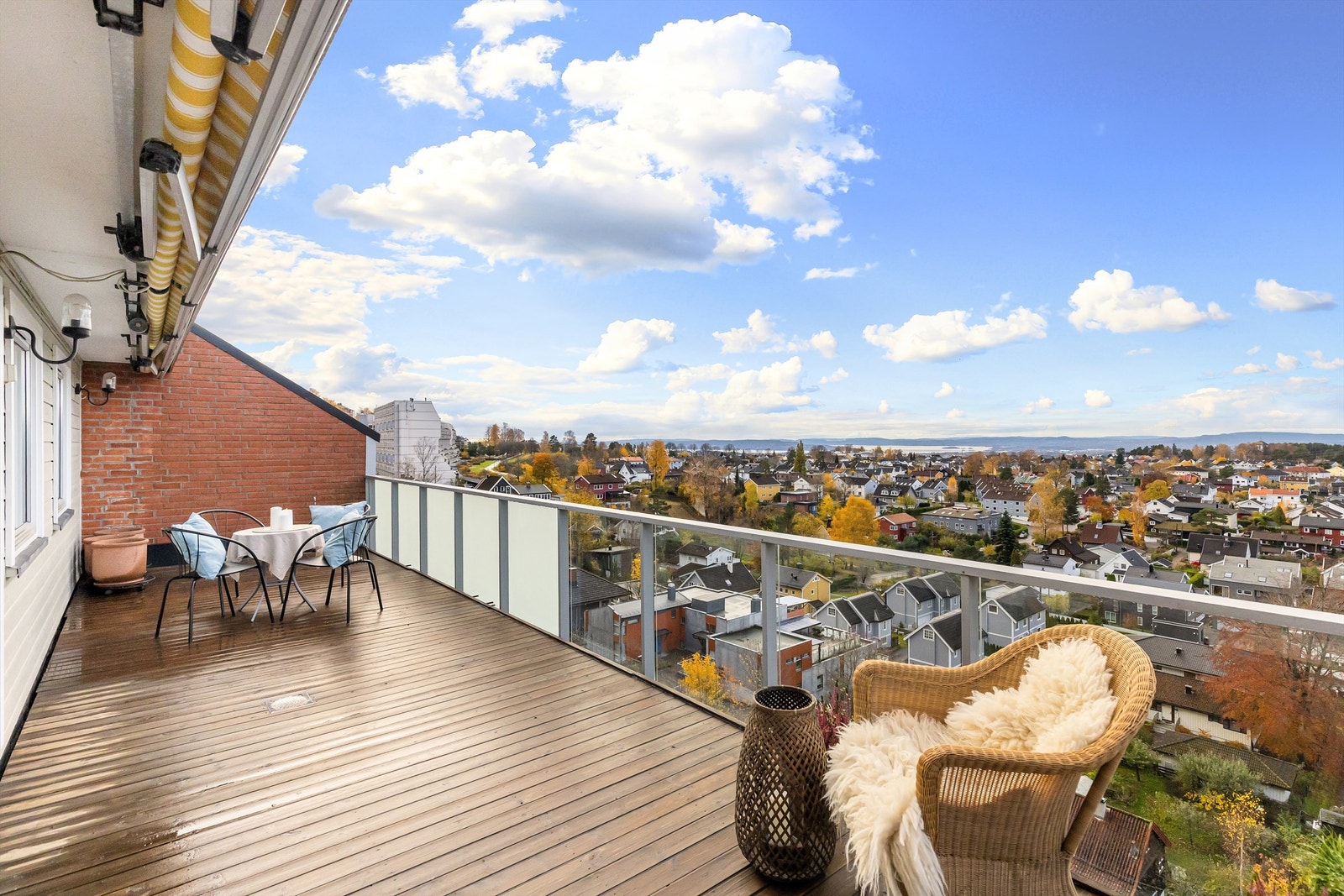 Det er montert elektrisk markise på terrassen som skjermer på varme sommerdager Galleribilde