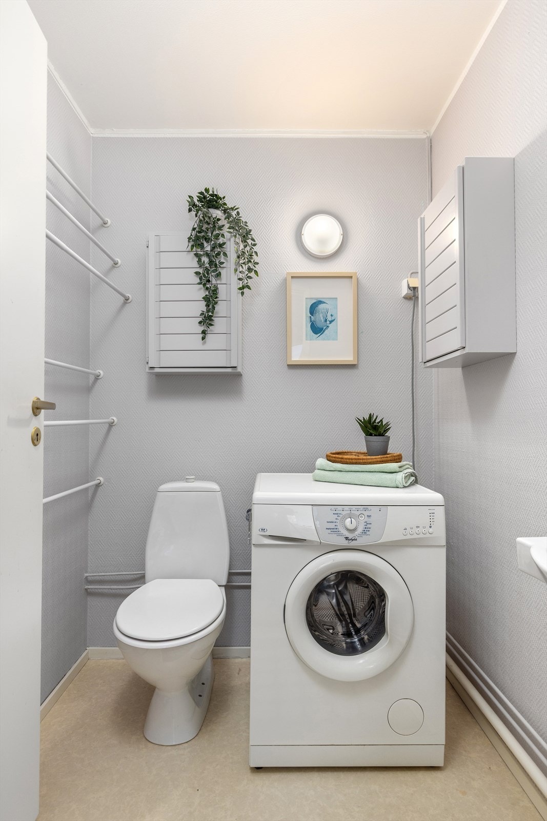 Toalettrommet har opplegg til vaskemaskin Galleribilde