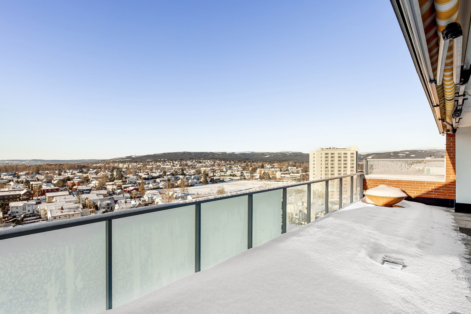 Flott utsikt over nærområdet, mot Maridalsvannet og Holmenkollen Galleribilde