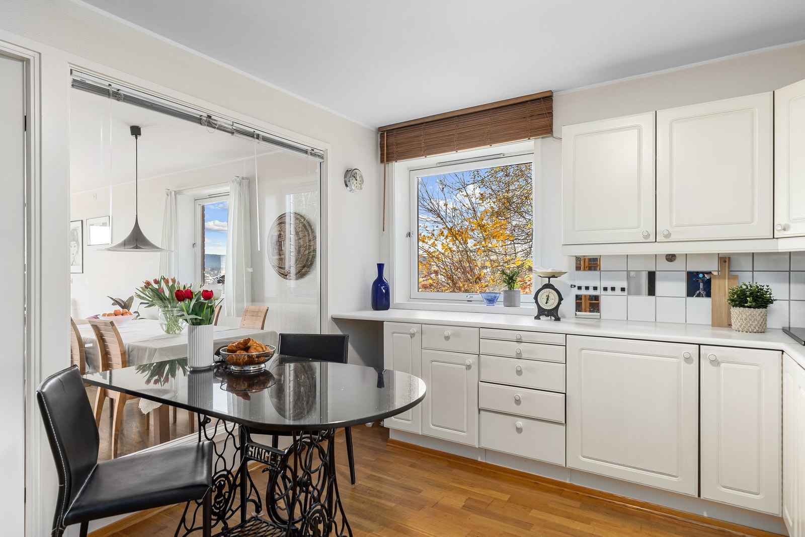 På kjøkkenet er det plass til et frokostbord Galleribilde