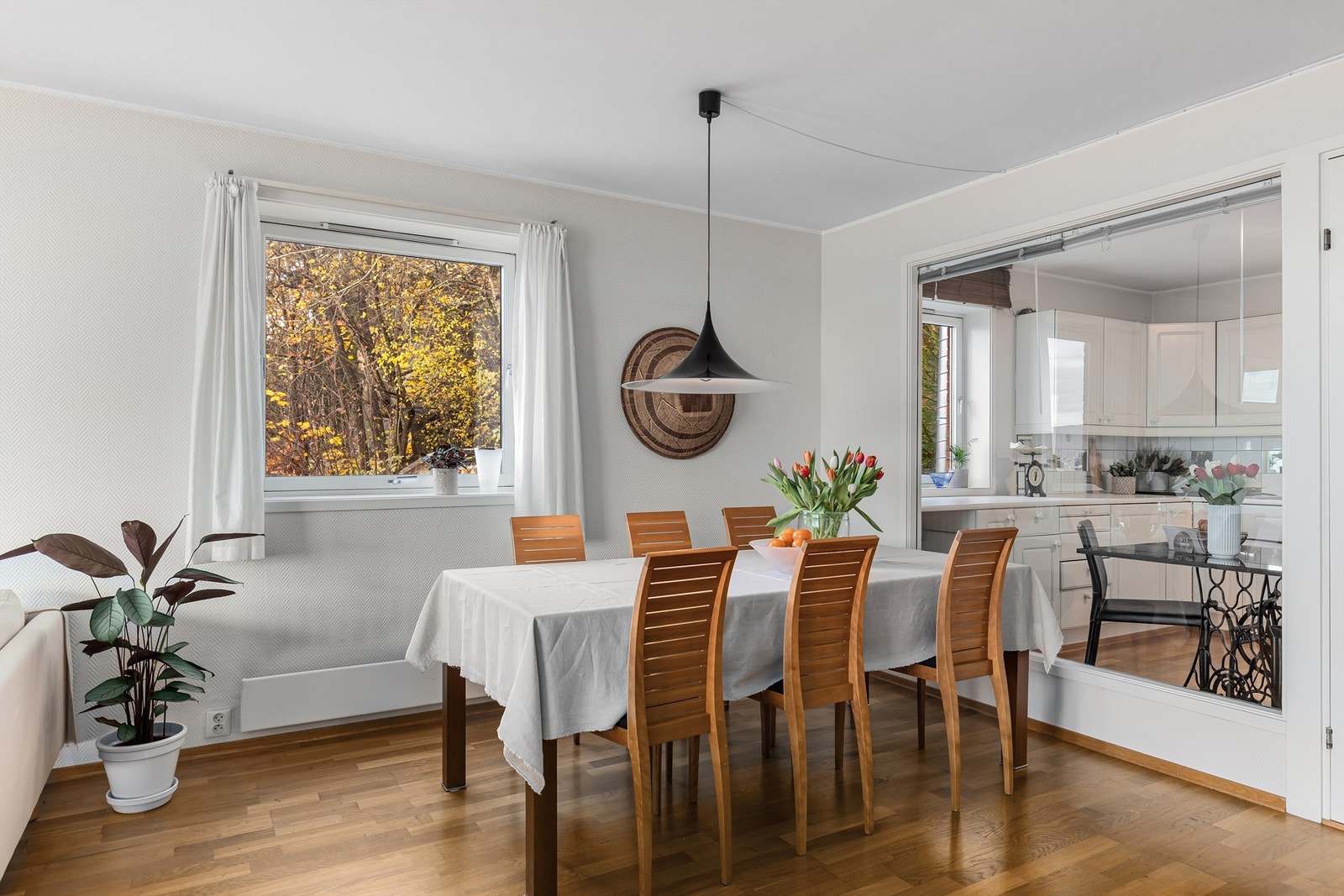 I det ene hjørnet er det god plass til et spisebord Galleribilde