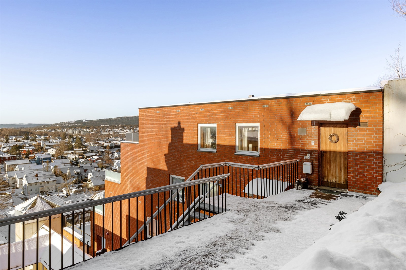 Leilighetens inngangsparti, høyt og fritt i øverste etasje Galleribilde