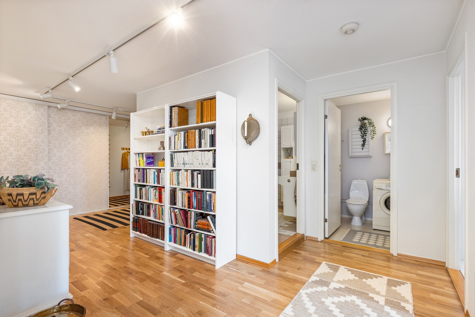 Baderom og toalettrom ligger vegg i vegg Galleribilde