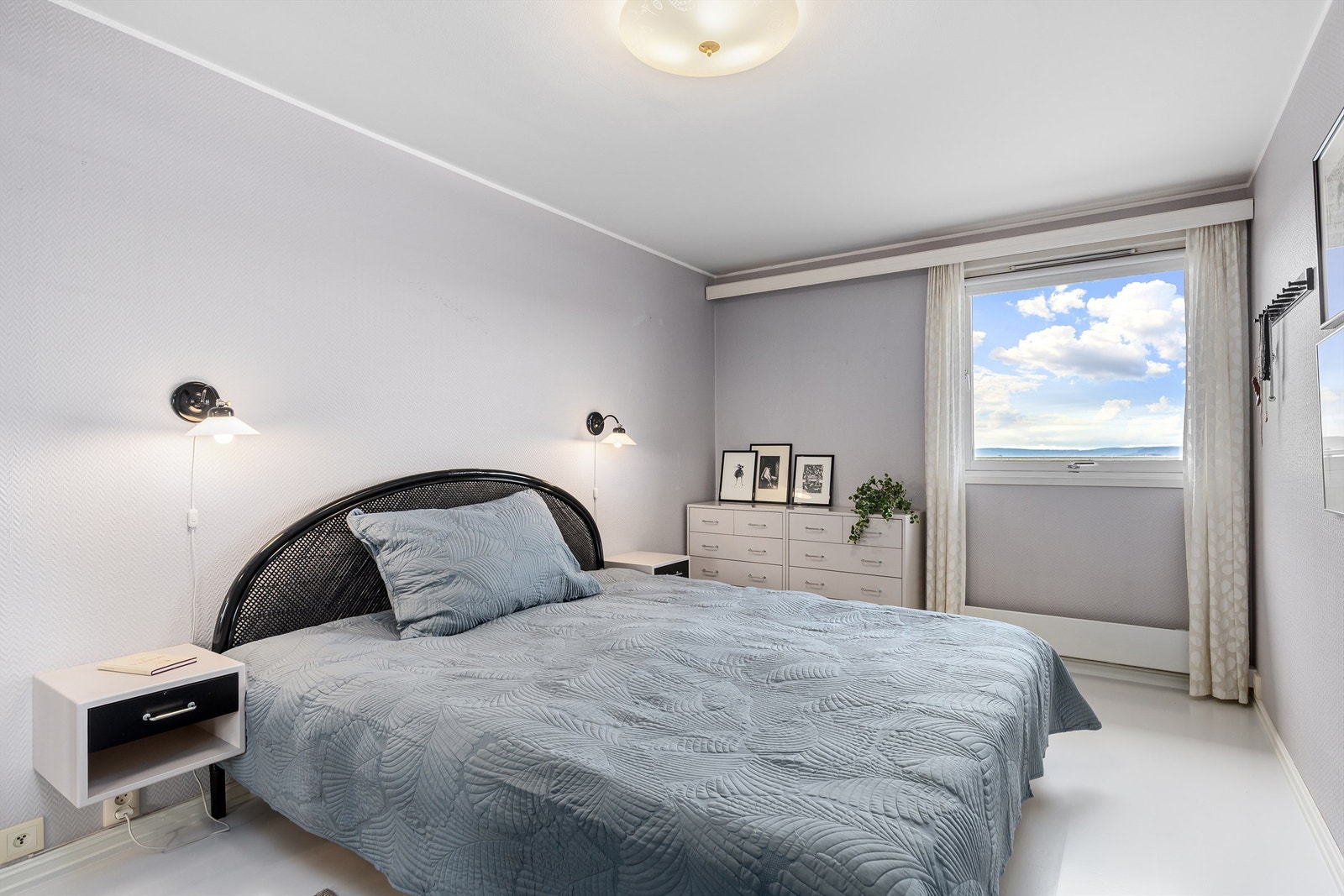 Hovedsoverommet har god plass til en dobbeltseng og nattbord på hver side. Det medfølger garderobeskap på begge soverommene Galleribilde