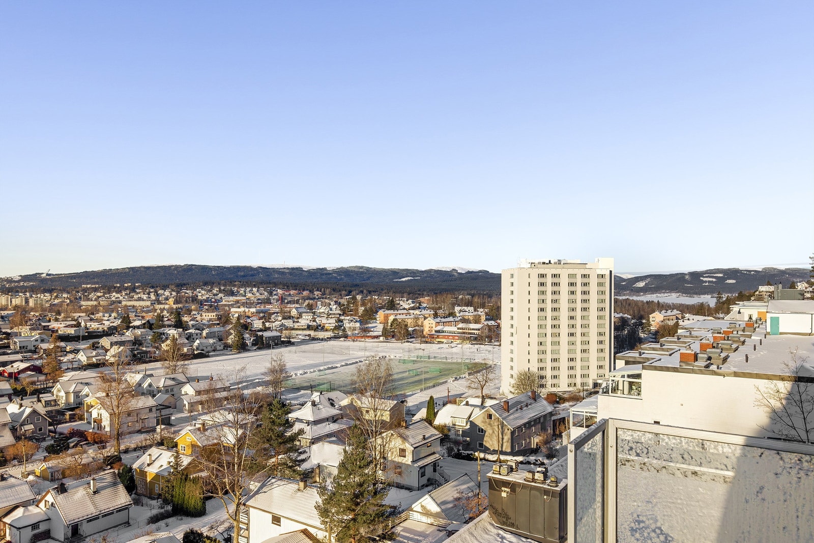 Leiligheten ligger i byggets øverste etasje med flott utsikt og ingen gjenboere Galleribilde