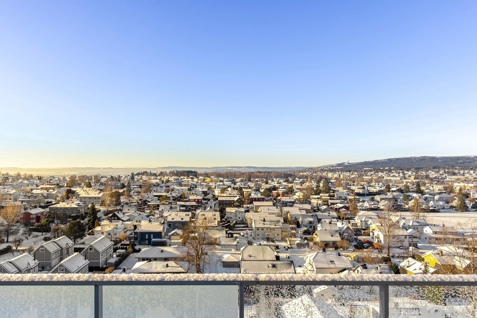 Velkommen til Kurveien 9 - Stor 3-roms endeleilighet beliggende i 9.etasje med herlig terrasse og fantastisk utsikt! Foto: Petter Tanum Galleribilde