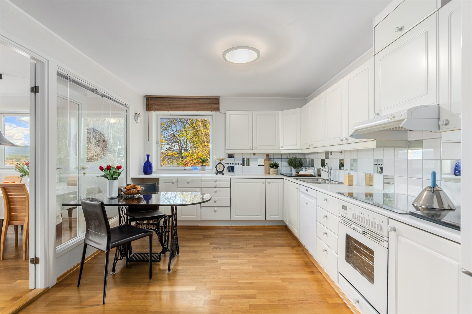 Profilerte fronter og benkeplate i laminat Galleribilde