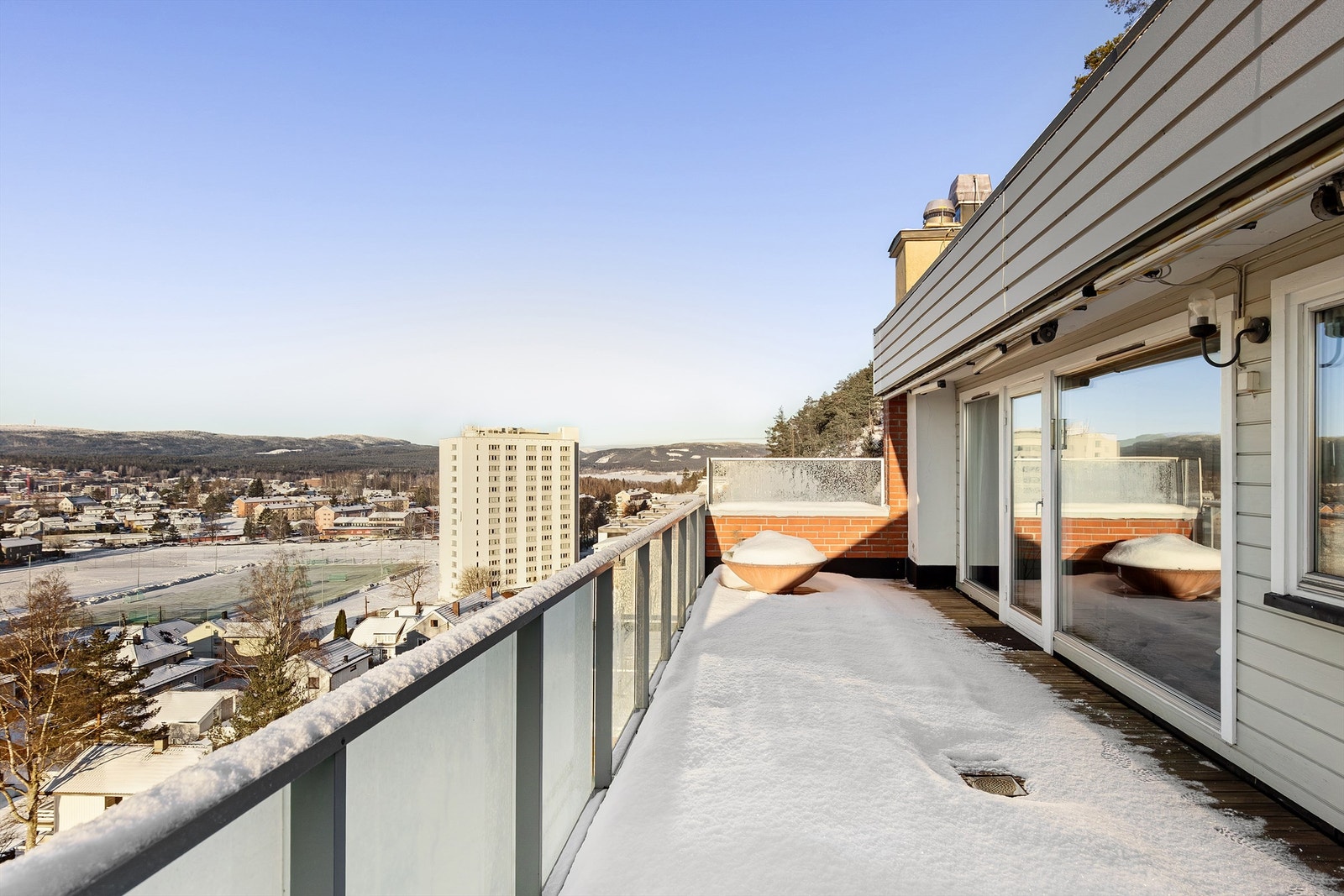 Terrassen er på hele 28 kvm og fungerer som en ekstra stue på sommerstid Galleribilde