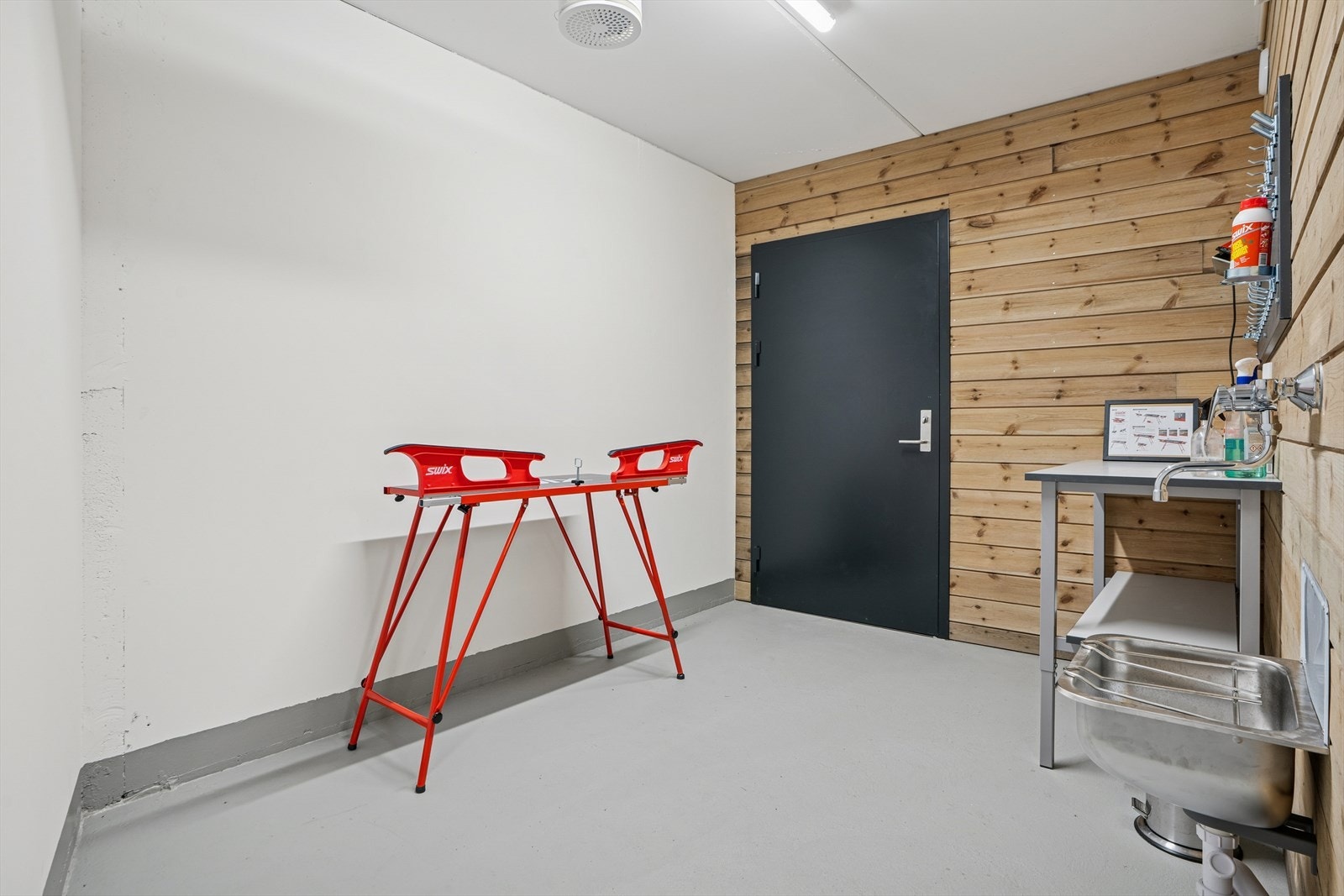 Praktisk smørebod i kjelleren - et kjærkomment tilskudd for skientusiastene som ønsker optimale skiopplevelser gjennom hele vinteren Galleribilde