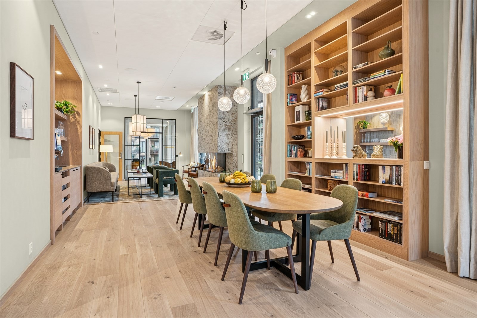 Moderne lounge med kaffebar og bibliotek - skapt for både avslapning og sosialt samvær. Galleribilde