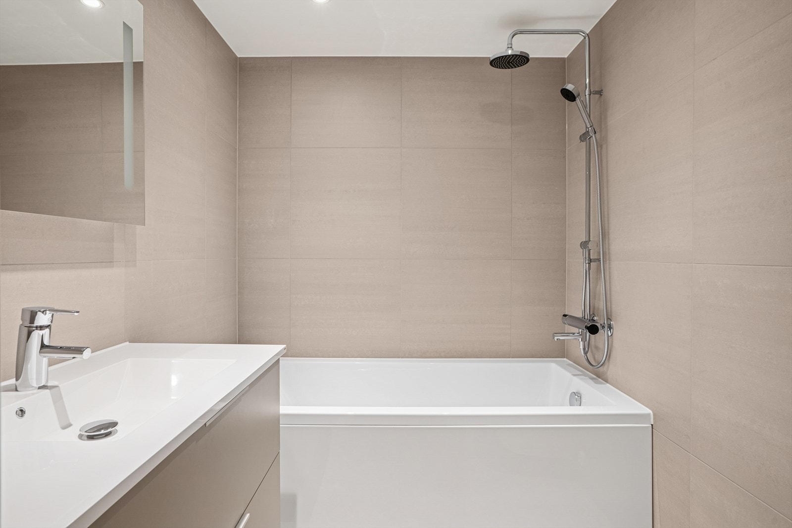 Baderom v/ entré: Våtrommet er utstyrt med et badekar for ekstra komfort. Galleribilde