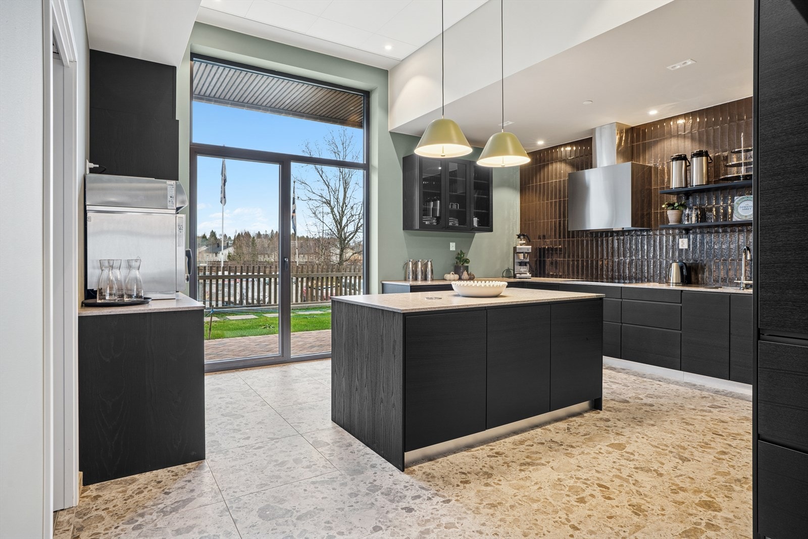 Stort kjøkken med alt av nødvendig utstyrt, blant annet dekketøy til selskaper. Galleribilde