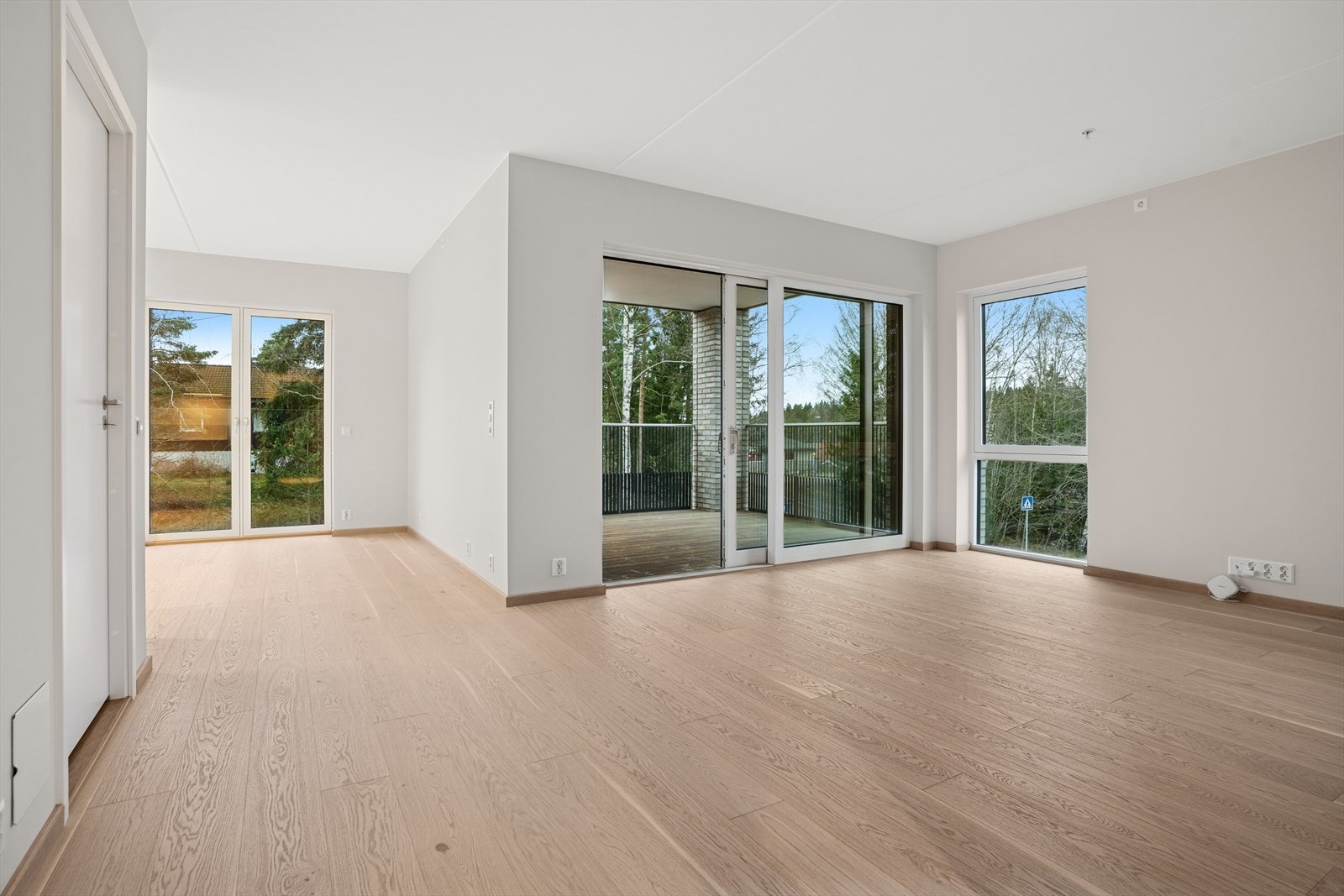 Stue og kjøkken i delvis åpen løsning. Det er god og naturlig plass for spisestue i tilknytning til kjøkkenet. Galleribilde