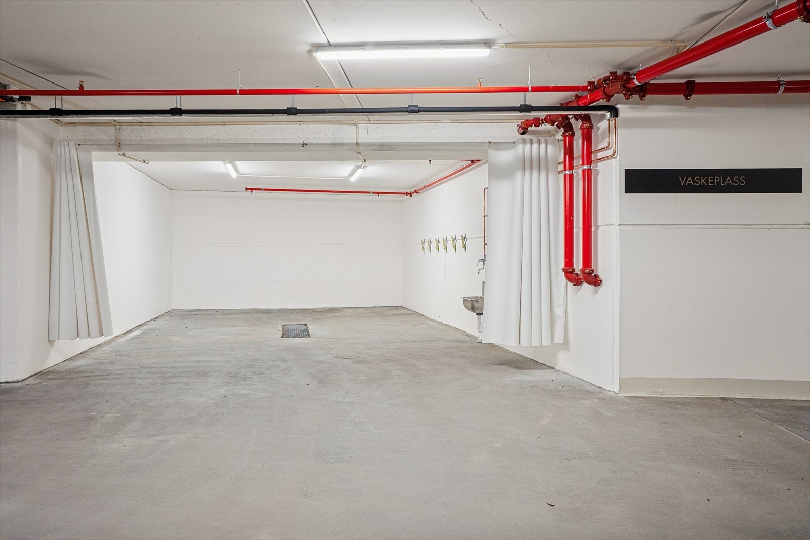 I parkeringskjelleren er det en felles vaskeplass til personbil etc. Galleribilde