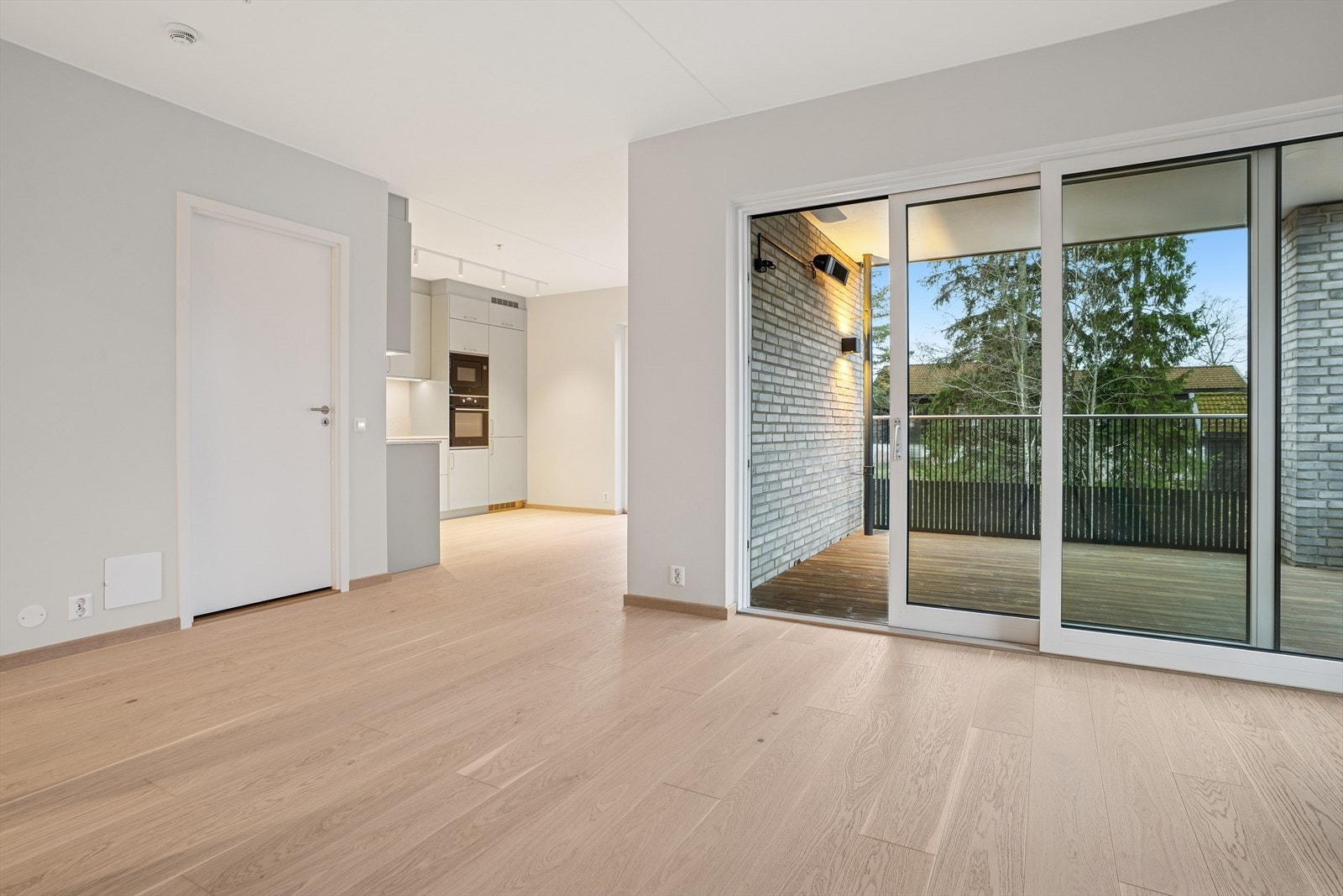 Stue og kjøkken er plassert i en åpen og sosial løsning som skaper en naturlig forbindelse mellom rommene. Galleribilde