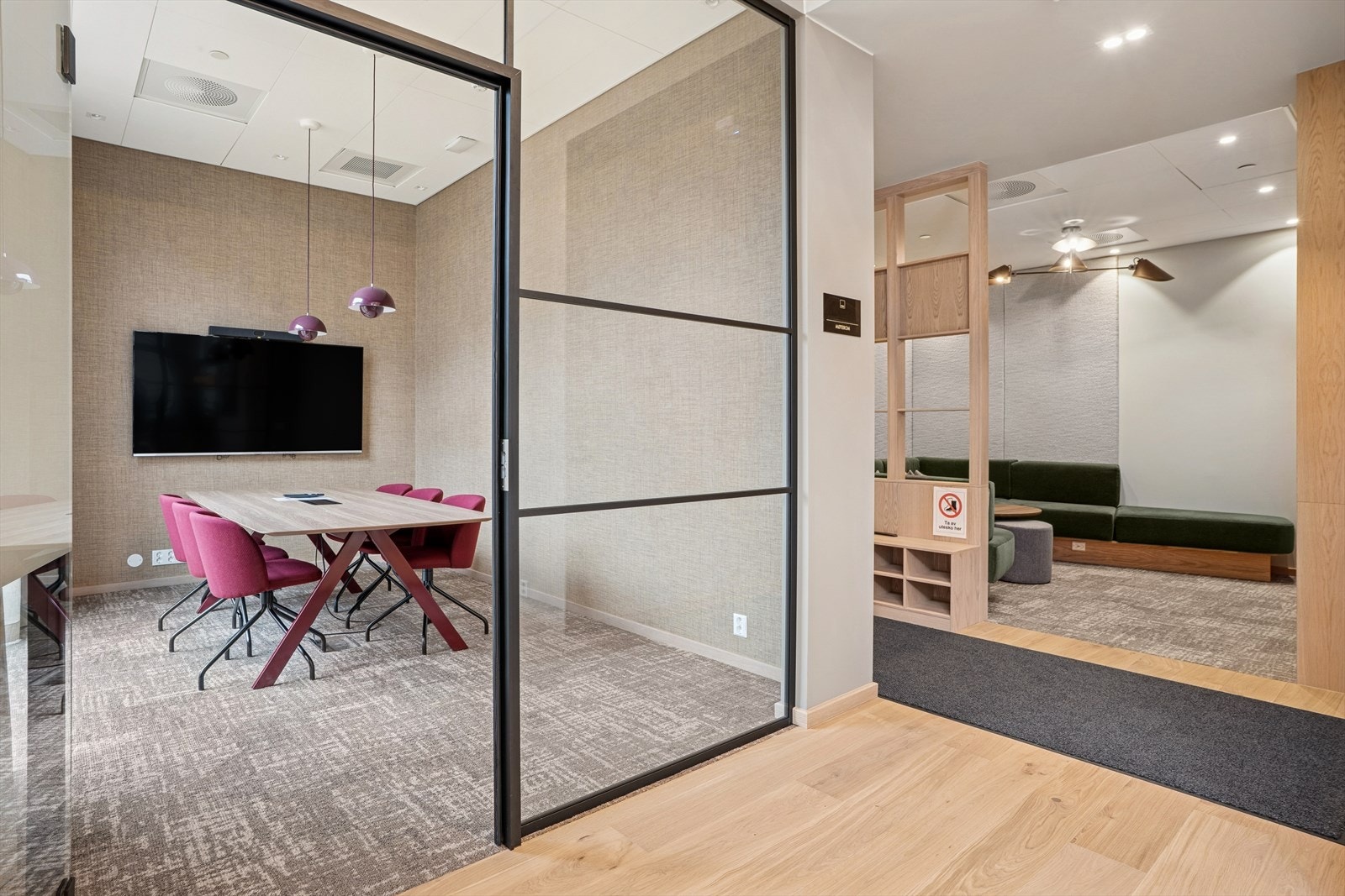 Møterommet er perfekt for små møter og er tilgjengelig for alle beboere - må reserves i forkant for planlagt bruk. Galleribilde