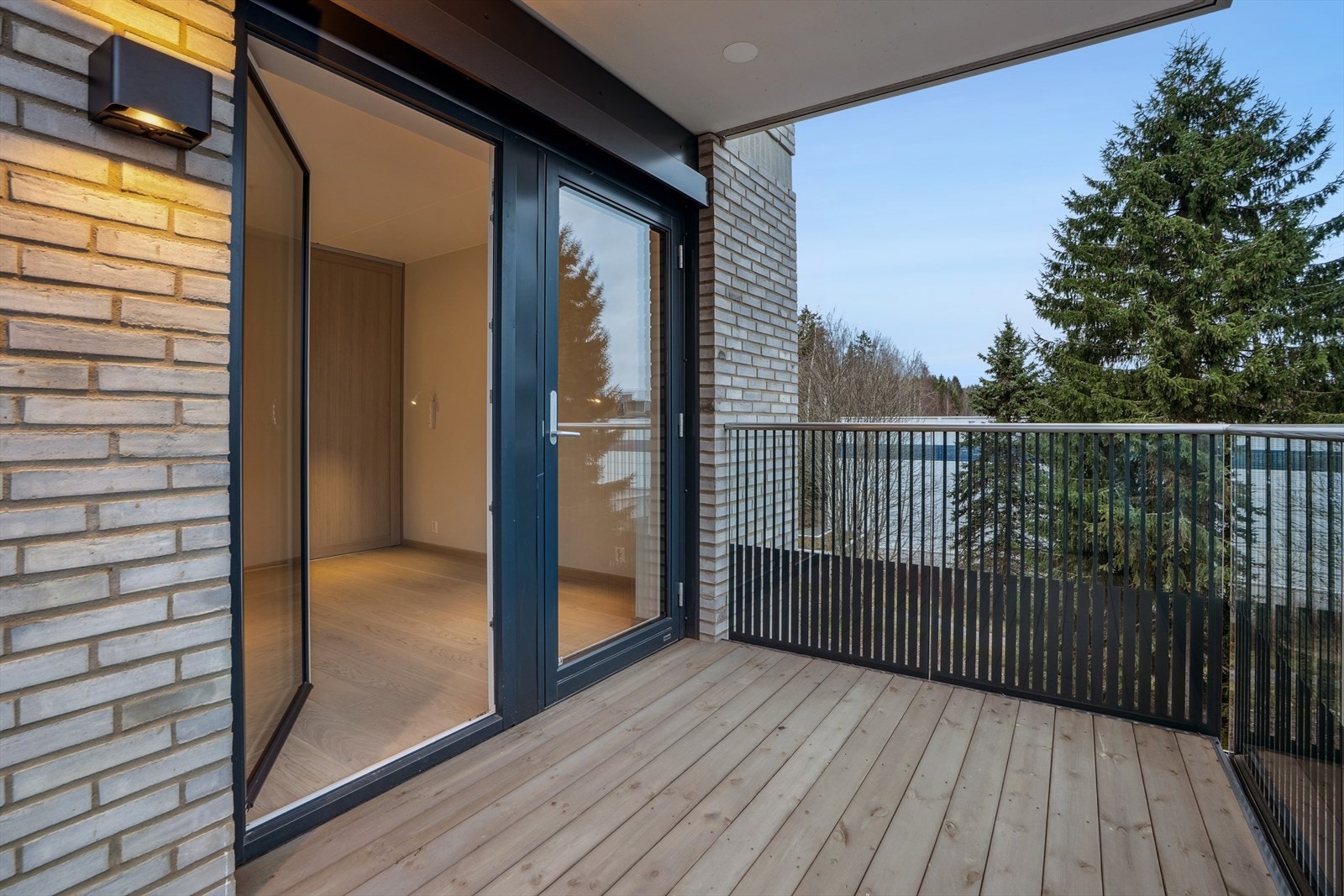 Samlet balkongareal utgjør ca. 18 m², og begge balkongene er utstyrt med utebelysning og strømuttak for ekstra komfort. Galleribilde