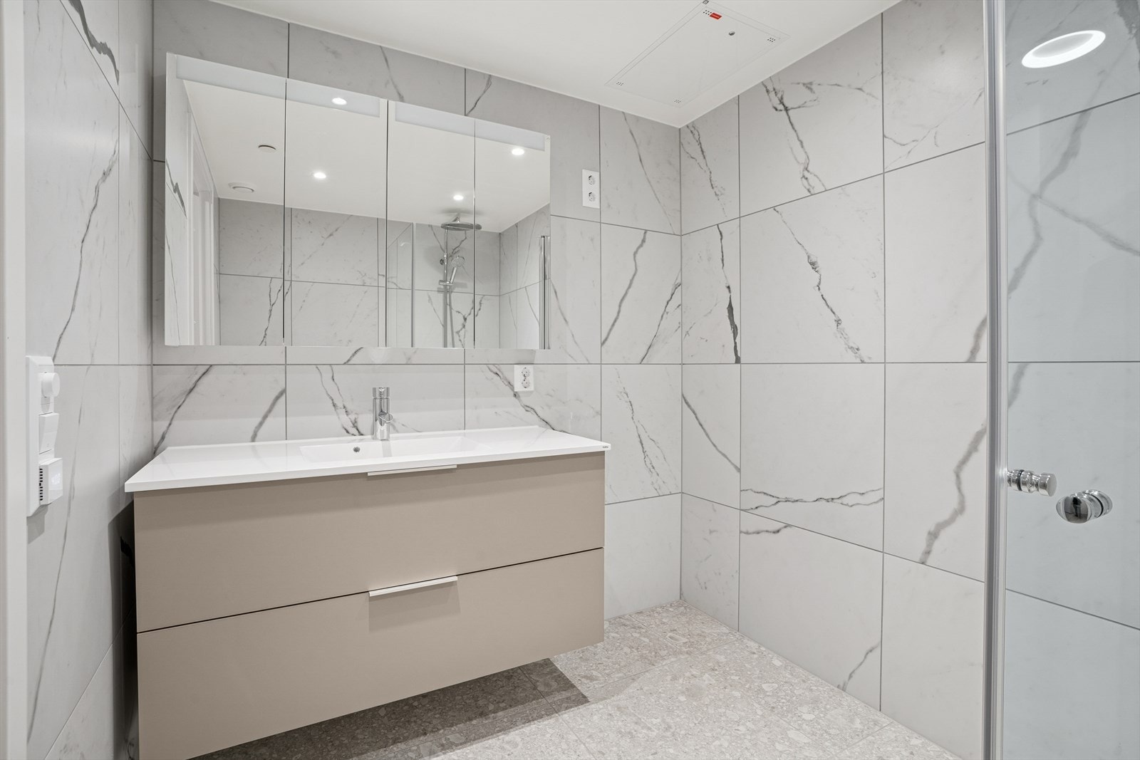 Begge bad har vannbåren gulvvarme og innfelte lys i himlingen. Galleribilde