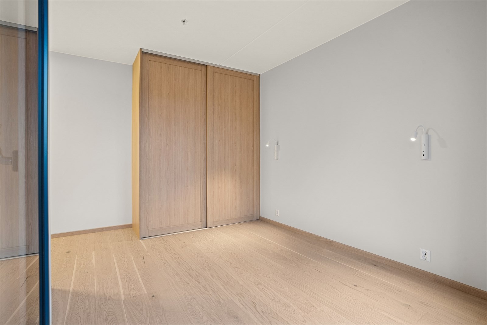 Alle soverommene har egne garderobeløsninger - ideelt for en ryddig og organisert hverdag. Galleribilde