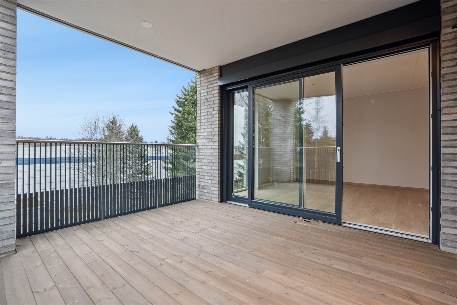 Fra stuen har leiligheten utgang til en romslig balkong med kveldssol. Galleribilde