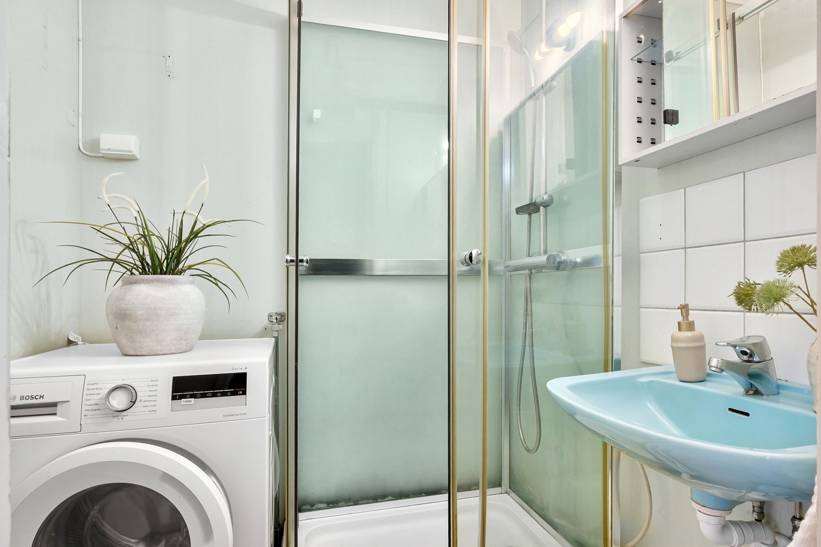 Eldre baderom med vinylbelegg på gulv og våtromstapet på vegg. Galleribilde