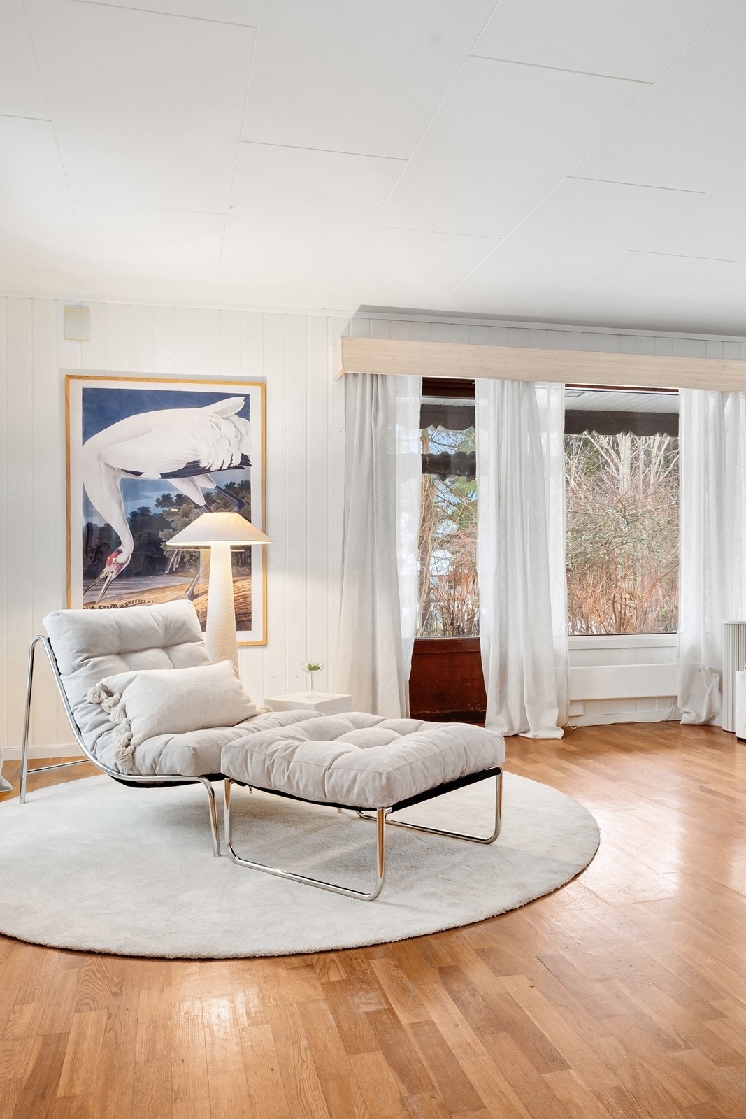 Fra stuen er det utgang til overbygget uteplass som er en fin forlengelse av stuen i sommerhalvåret. Galleribilde