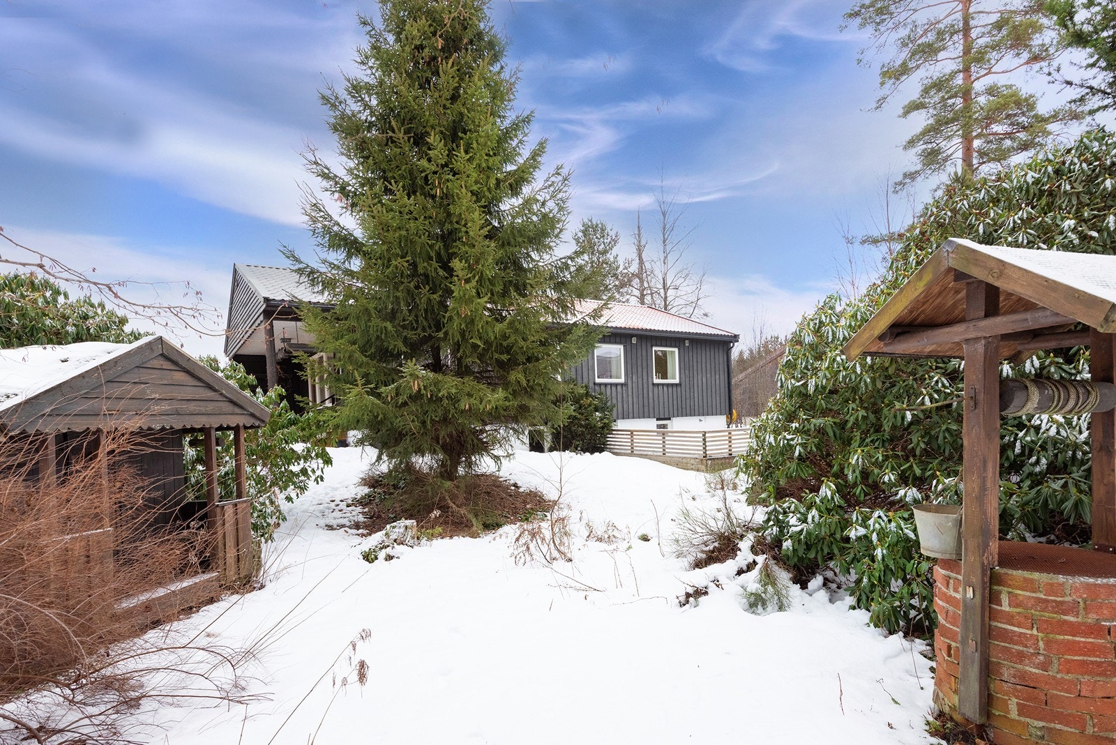 Eldre dukkehus og brønn ligger også på eiendommen. Galleribilde