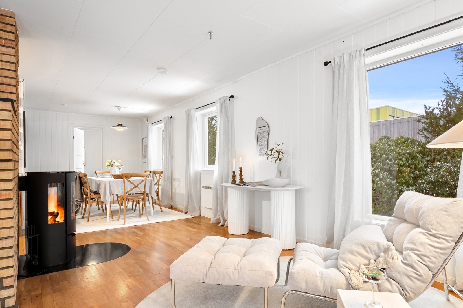 Videre finner vi den naturlige sonen for spisestuen, praktisk i tilknytning til kjøkkenet. Galleribilde