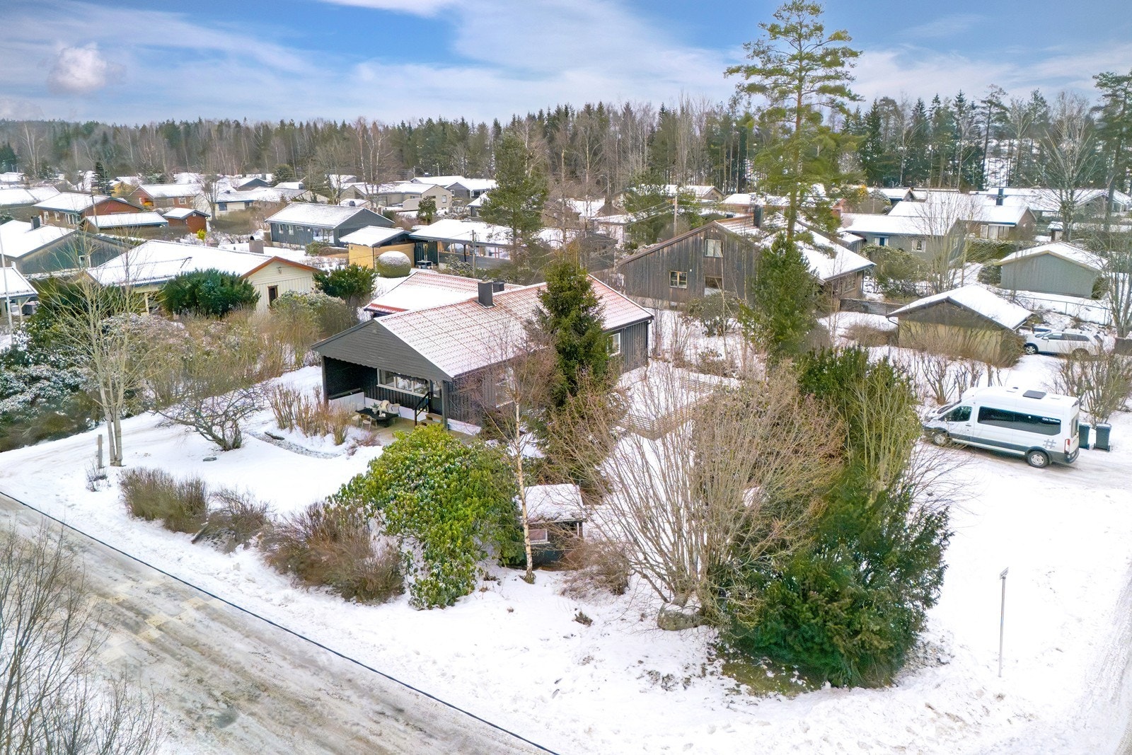 Eiendommen ligger meget barnevennlig til på Rustad, rett ved skolen. Galleribilde