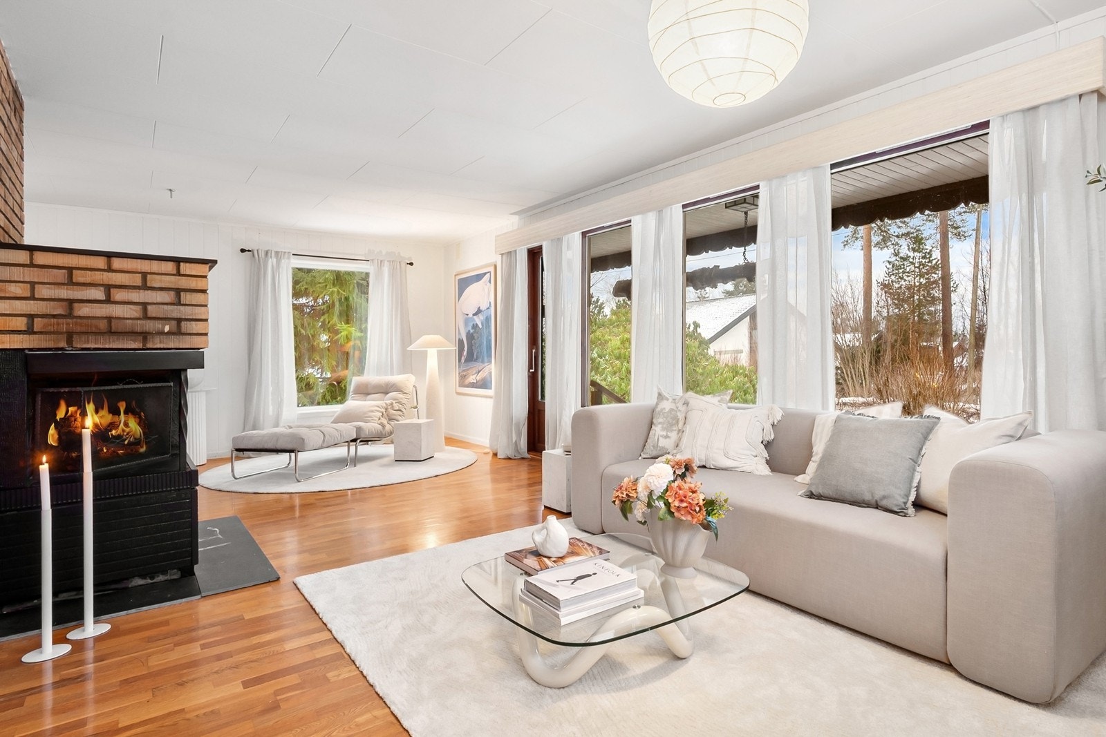 Stuen har peis, men det anbefales at denne sjekkes av fagpersoner før bruk. Galleribilde