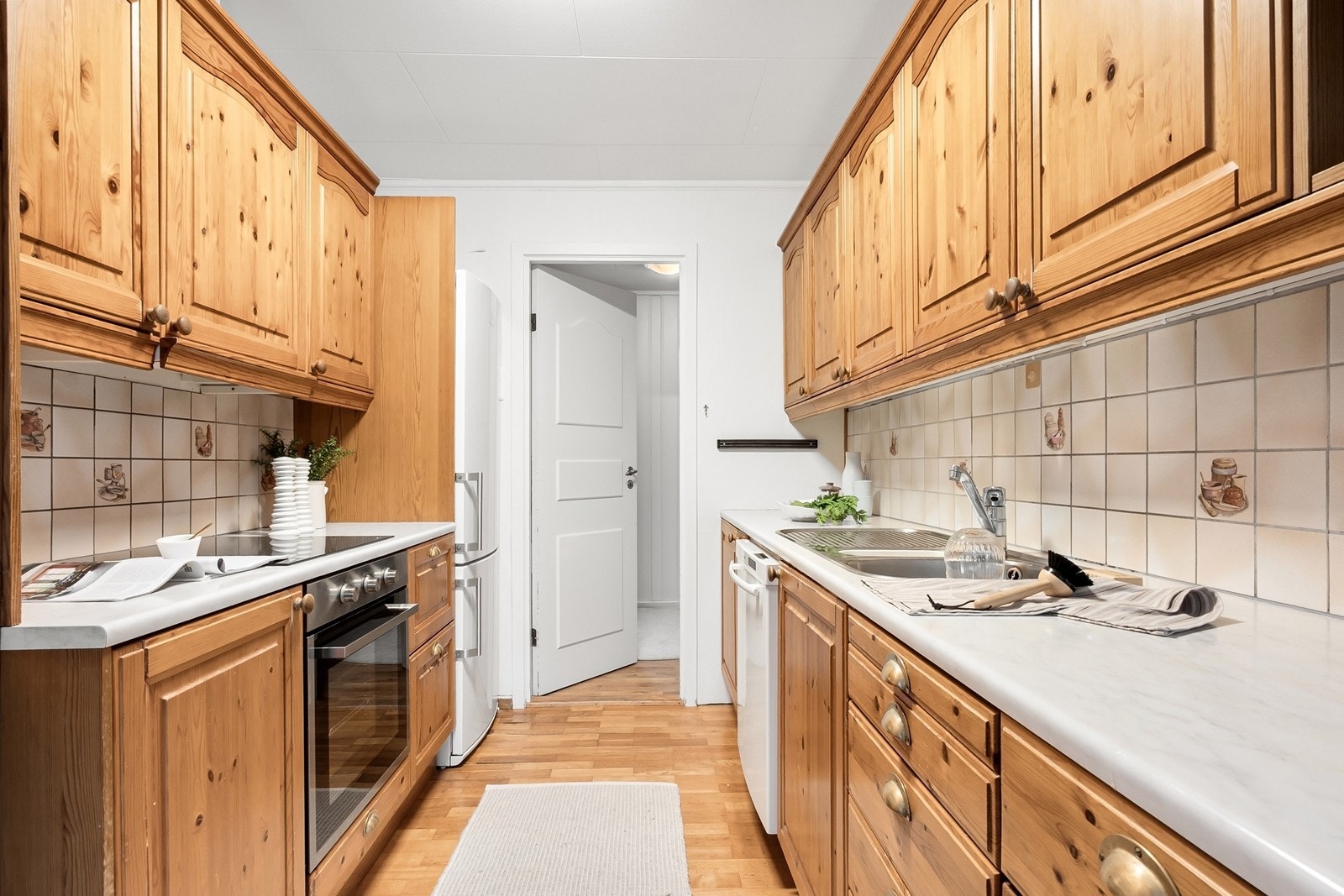 Profilerte fronter og laminat benkeplate Galleribilde