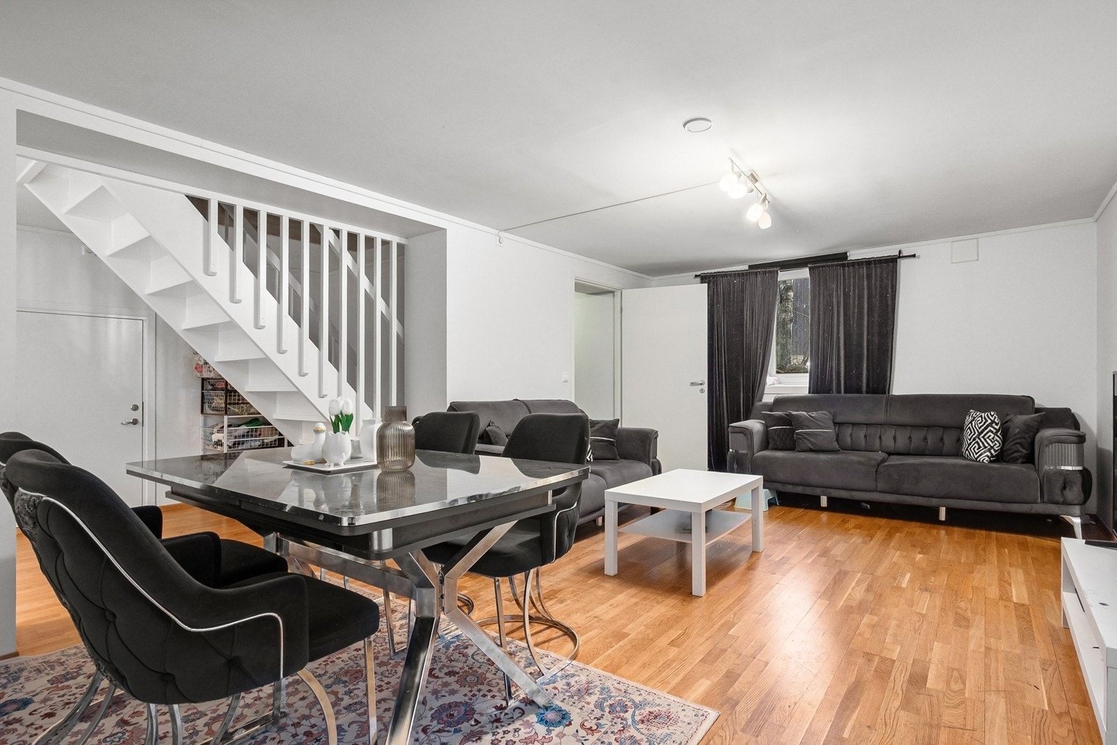 Innvendig trappeløp fører opp til 1.etasje og har en dør mellom seg. Galleribilde