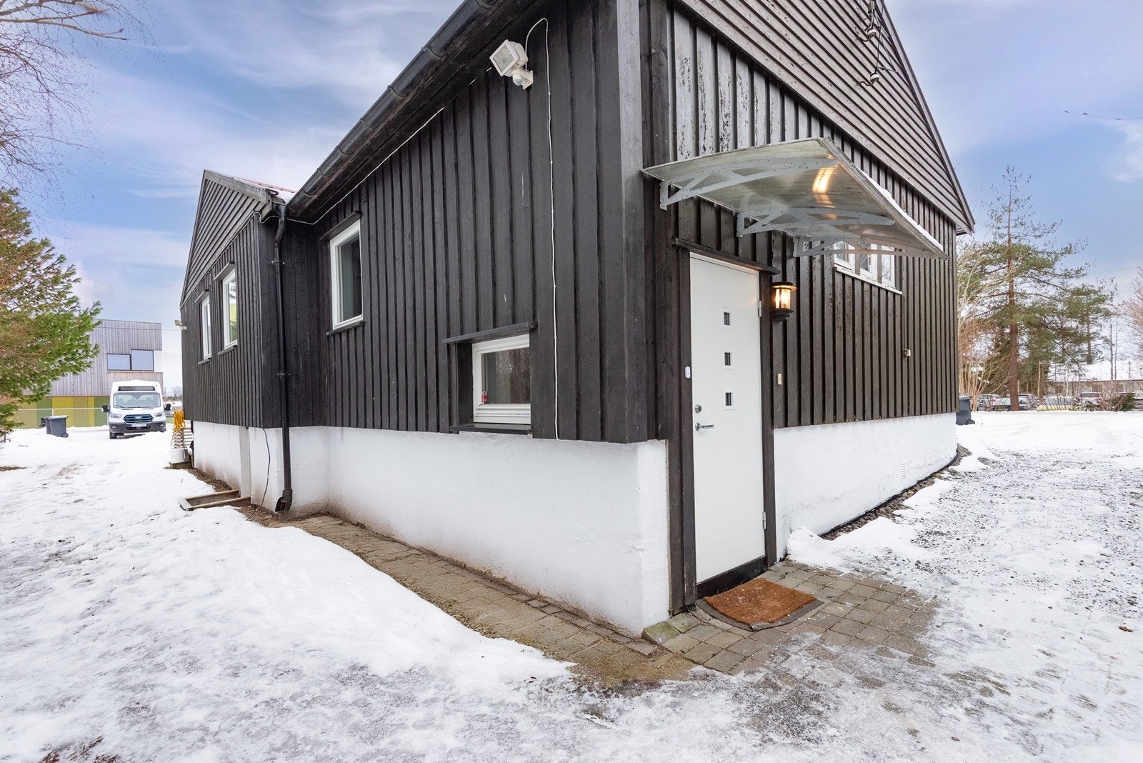 Ned en trapp ønskes velkommen til hybeldelen. Det er også inngang fra 1.etasje. Galleribilde